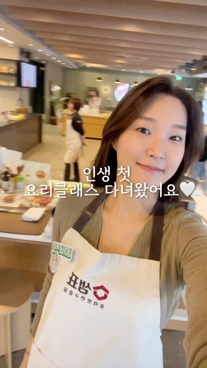 #협찬 #쿠킹클래스

인생 첫 쿠킹클래스 다녀왔어요🤍

샘표 새미네부엌은 
누구나 쉽고 맛있게 
요리를 즐길 수 있도록 
<우리, 즐겁게 요리해요> 
클래스를 진행하고 있어요

제가 참여한 클래스는 
요리초보탈출 편으로 
칼 잡는 법, 재료 손질 등 요리 기초부터 
버섯불고기솥밥, 계란찜, 겉절이, 잡채 
4가지 요리를 실습하고 
식사까지 진행되는 풀코스 클래스였습니당 

요리초보 편 외에도, 
아이엄마 밑반찬, 신혼부부, 1인가구 등 
다양한 요리 초보를 대상으로 
월 2회 정도 운영될 예정이라고 하네요 :)

요리가 이렇게 간단하게 느껴진건 처음이었어요 ☺️

새미네 부엌 홈페이지에는 
쉽게 요리를 즐길 수 있는 레시피가 가득 있더라구요 🤍
아직 요리 초보 탈출은 못했지만 
마음 만큼은 탈출하고 왔습니당 ㅎㅎ

 #요리초보 #레시피 #새미네부엌
 #샘표 #우리즐겁게요리해요 #요리