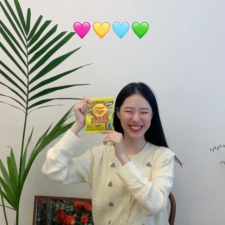 #협찬 #광고 @chupachupskorea 

💚 CHUPA CHUPS SOUR BITES 💛

다섯가지 색상의 귀여운 무지개떡 모양 젤리, 츄파춥스 사워 바이츠에 푹 빠졌어요🩷🩵💚💛 슈가 더스트가 톡톡 터지는 상큼한 무지개 젤리로 쫄깃쫄깃한 식감에 새콤달콤한 맛이 중독이에요. 한입에 쏙 들어가서 깔끔하게 먹기 좋은 젤리라서 사무실에서 많이 먹을 수 있고, 전국 편의점&마트에서 구매가능해요. 💛💚 

 

 ㅤㅤ
———————————————️ 

#츄파춥스 #무지개젤리 #사워바이츠 #foreverFUN #젤리로미리행복 #한입에행복가득