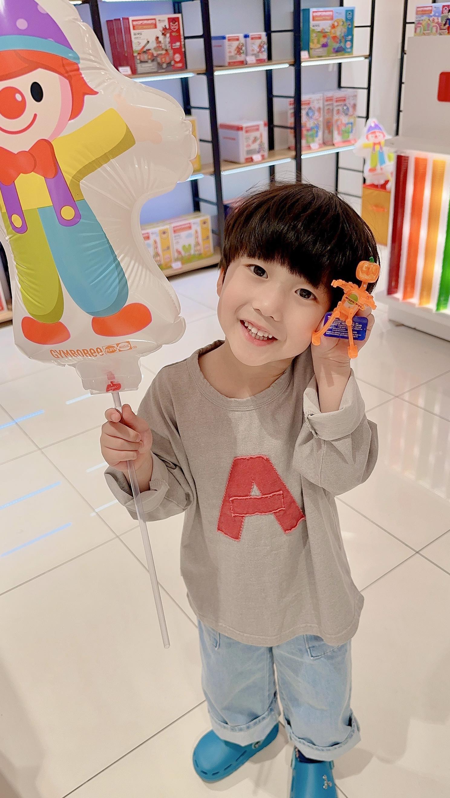 #광고 x @magformers_official 
⠀
⠀
⠀
우주의 최애 자석블럭 맥포머스💛⠀
맥포머스 팝업스토어가 오픈해 다녀왔어요:D⠀
맥포머스 뿐만 아니라 스틱오, 플러스플러스, 키도스, 디글링고스 백팩까지!⠀
이벤트도 엄청 많아서 꼭 다녀오셔야 한다구요!⠀
우주도 갖고싶던 플러스플러스 블럭도 할인가에 구매하고⠀
태엽장난감과 풍선을 받고 신나는 하루였네요🎵⠀
⠀
⠀
⠀
📅일정 ⠀
5월 8일 (수)까지 10:30 - 22:00 (주말 22:30)⠀
⠀
🗺️장소⠀
롯데백화점 인천점 3F 아일랜드 매장⠀
⠀
📢이벤트내용⠀
-맥포머스 R/C 크루저세트 158,000->3,9000⠀
-결제가 8만원 이상 구매시 짐보리 비눗방울 세트 증정⠀
-행사기간 내 2번 이상 구매 시 추가 10% 할인⠀
-매장 방문 체험존 사진촬영 후 sns 인증시 태엽장난감 증정⠀
-정상가 15만원 상당 랜덤박스 59,000원 (3-4종)⠀
⠀
⠀
⠀
⠀
⠀
#맥포머스 #맥포머스팝업 #롯데백화점 #짐보리샵 #어린이날 #어린이날선물 #어린이날장난감 #어린이날팝업 #어린이날포토존 #아이랑가볼만한곳 #magformers #자석교구 #자석블럭 #자석블록 #블럭장난감 ⠀
⠀