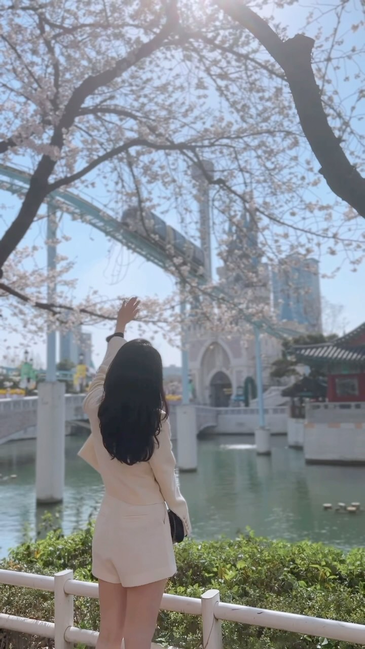 역시 벚꽃은 석촌호수 🌸
벚꽃시즌에 석촌호수에서 인생샷 남기고 싶으시면
아침 일찍 가시는 것을 추천드려요 ㅎㅎ 
대신 약간 역광일 수 있음 주의

벚꽃 인생샷 스팟 궁금하시면
프로잠실러로서 친절하게 알려드립니다 🫶🏻😘🌸