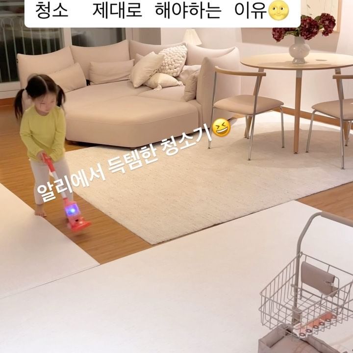 #달밤에청소 
퇴근 후 밀린 집안일, 촉촉이 목욕하고 책도 보고
저녁도 먹어야하니 점점 청소는 대충대충하게 되는 요즘 ㅠㅠ
그래도 촉촉이가 도와주니(?) 히믈내서 청소를 ㅋㅋㅋㅋㅋ🤣

본 건 있어가지고 별별 흉내 다 내는 세돌아기를 보니
앞으로 찬물도 조심히 마셔야겠다는 생각이🌚🌚

엊그제 커튼업체 촬영이 있어 커튼도 다 떼버리고
처분할 매트들도 다 나와 있어 어수선한 거실🙈
얼른 정리하쟈🥹
(커튼 뗀 김에 새 커튼 달고 싶은 맴ㅋㅋㅋㅋㅋ)

#아기가있는집#거실인테리어#육아일상#아기있는집거실
#육아일기#세돌아기#36개월아기#육아맘#워킹맘일상
#아기랑놀기#육아템#육아템추천#장난감청소기#아기청소기
#아기장난감