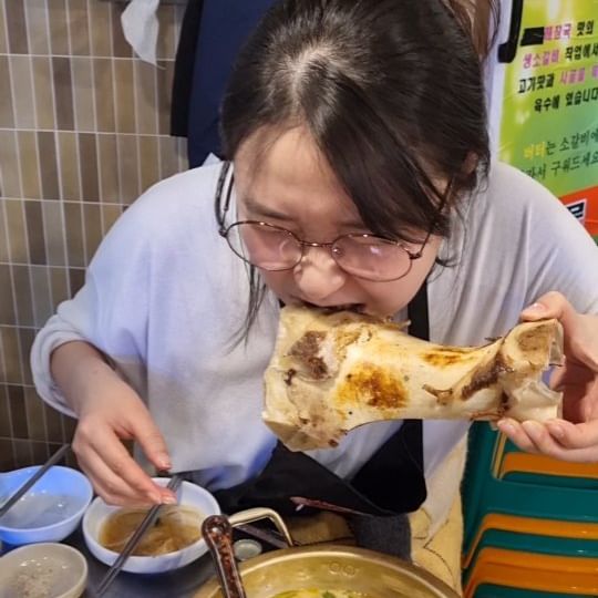 골수도 파먹는 무시무시한 긍정이는

소갈비살 3인분 조지고 
사이드로 백골라면까지 주문했어요!

원랜 소갈비 막조지고 디저트로 밥 종류가야되는데
사이드에 특이한 메뉴가 딱 있잖아요?
이건 안먹어 볼 수 엄쪄!!

백골라면 육수는 사골육수였는데
큼지막한 백골이 올라가고 고수도 따로주시더라구요!
고수 글케 안좋아하는데
고수가 진짜 잘어울리는 국물이었어요!!

골수도 따로 막 퍼먹었는데 겁나 고소❤️

여기는 남영동양문 하남미사점이었는데 체인점도 많대영!
여기가믄 백골라면 꼭 드시구 오셔야되니까
고기 쫌만드세여ㅋㅋㅋㅋ 안그럼 배터졍🙈

#긍정인_배터져쪙🙈
#내동생_백골부대_나온사람 
#아무말대잔치 

#남영동양문 #소갈비살 #소갈비맛집 #백골라면 #특이한라면
#사이드맛집 #남영동양문하남미사점 #미사고기집 
#미사맛집 #미사데이트코스