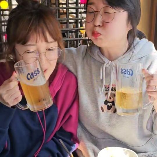 춘천사람 긍정이가 홍춘천에 박수를👏🏻👏🏻

웬만하면 춘천닭갈비보다 맛있는곳 못찾았었는데
홍춘천닭갈비에서 아주 아작을 내고 
박수치면서 나왔어요ㅋㅋㅋ 

내 입이 하나인게 억울했던날!!!! ㅜㅡㅠ 

맵기조절 가능해서 약간 매콤하게 선택하고
국물닭갈비에 우동사리 만두사리 막때려넣고 
입에 막때려넣다가
마지막에 볶음밥에 치즈까지 솔솔해서
야무지게 조지기❤️ 

닭갈비도 야들야들하니 
이거 한번에 4~5개도 때려넣겠던데...
한번에 막때려넣어서 긍가... 내 꼬기 다오디가찌👉🏻👈🏻 

요 매콤했던 홍춘천닭갈비가 또 생각나서
우리동네도 있나 찾아봤는데
풉 집앞에 있었던거있져?ㅋㅋㅋㅋ 디져따❤️ 

홍춘천닭갈비 체인점도 많으니까 가시게된다면
국물닭갈비에 우동사리 필수!
볶음밥까지 꼭 때려드시구오세여❤️

맛있어서 짜증나도 긍정인 책임못져🙈

#낮술하기좋은곳
#긍정이_볼따구터진날
#얼굴세포다썼네

#홍춘천닭갈비 #국물닭갈비 #우동사리추가 #만두사리 #닭갈비볶음밥 #치즈닭갈비 #철판닭갈비 #닭갈비맛집추천
