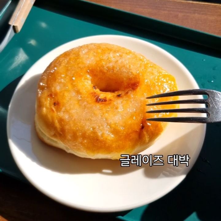 #내돈내산 '카페선일' 진짜 레트로함이 무엇인지 보여주는 맛집

문경은 문경세재를 중심으로 다양한 맛집이 있습니다. 특이한 카페도 많이 생기고 있습니다.

'카페선일'은 문경에 있는 레트로 카페로, 맛있는 옛날 도너츠와 커피를 판매하고 있습니다. 카페 외관부터 정말 레트로한 분위기가 가득 합니다. 예전 간판을 그대로 살렸습니다.

카페는 2층으로 되어있는데, 1층은 깔끔하면서도 예전 가정집 같은 분위기가 났습니다. 옛날 티비도 있고, 다양한 레트로 분위기를 느끼게 해줍니다.

2층은 다방을 그대로 배껴 놓은 듯한 분위기입니다. 90년대 다방의 분위기를 그대로 느낄 수 있고, DJ부스, 옛날 전화기 등이 손님을 반깁니다.

도너츠는 느끼하지 않고 고명과 정말 잘 어울렸습니다. 커피들도 고소하면서도 풍미가 좋아서 디저트와 너무 잘 어울렸습니다.

문경에 방문하시면 꼭 가보시길 추천드립니다!

가게정보
가게명 : 카페선일
위치 : 경북 문경시 문경읍 주흘로 51 카페선일 1층, 2층

#내돈내산 #문경가볼만한곳 #문경새재 #문경 #문경맛집 #문경맛집추천 #문경추천맛집 #문경카페 #문경카페선일 #경북여행 #문경여행 #문경여행코스 #문경데이트 #문경카페추천 #문경추천카페 #경북레트로카페 #레트로카페 #문경레트로 #문경커피맛집 #문경디저트 #문경디저트맛집 #낭스 #낭스푼_맛집