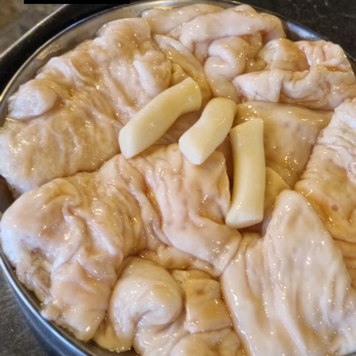 #협찬 '다래원막창' 노포감성 가득한 진짜 대구막창맛집
'솔직한 후기로 작성되었습니다'

대구는 막창이 정말 유명합니다. 그만큼 프렌차이즈도 많고 맛있는 곳도 많습니다. 하지만, 현지인이 자주 가는 노포 감성의 막창집은 점점 줄어드는 것 같습니다.

'다래원 막창'은 대구막창노포맛집입니다. 현지인 맛집으로 인기가 정말 많습니다. 줄도 많이 서는 곳입니다. 노포지만 내부는 정말 깔끔합니다. 여러 유명인들의 사인 가득한 맛집입니다.

메뉴는 막창을 필두로 다양합니다. 막창은 생막창인데, 정말 깨끗하고 신선합니다. 그래서 누린내 없이 좋았습니다. 목살도 가성비 좋게 맛있어서 좋았습니다. 된장은 고소하고 밥과 비벼먹거 좋았습니다.

맛도 맛이지만, 노포감성으로 술 한잔 하기 정말 좋았습니다. 포차감성도 있어서, 연인끼리, 친구끼리, 맛있는 술한잔 즐기기가 좋겠단 생각을 했습니다.

대구 진짜 막창 맛집을 찾으신다면 추천합니다!

가게정보
가게명 : 다래원막창
위치 : 대구 서구 평리로 298 다래원막창

#대구서구맛집 #대구막창맛집 #이월드맛집 #대구서구맛창 #대구노포맛집 #대구가볼만한곳 #두류공원맛집 #대구막창 #대구노포 #대구노포막창 #대구현지인맛집 #대구현지막창 #대구노포술집 #대구술집추천 #두류공원술집 #두류공원회식맛집 #두류공원데이트 #대구맛집 #대구놀거리 #대구막창집 #낭스 #낭스푼_맛집
