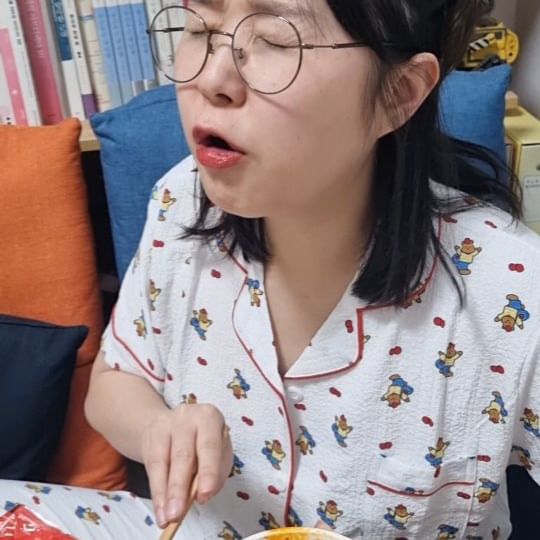 긍정이 오랜만이졍ㅜㅡㅠ

일도 일인데
이사까지 겹쳐서 이것저것 알아보느라
정신머리 너덜너덜해져서 이제야 등장했슴다ㅜㅜ

이렇게 스트레스 받은날엔 매운거 함조져줘야되니까
뼈 속까지 얼얼해지는 소림마라탕면 하나 조지려는데
맵찔이 남편도 스트레스 받는다며
마라탕면 같이 조지겠다고 들이대더라구요ㅋㅋㅋ

마라 특유의 얼얼함과 칼칼함이라
막 맵지 않으니까 남편도 으어~으어~ 함서 잘먹는데
언제 이렇게 컸나...싶은..ㅋㅋㅋㅋㅋㅋㅋ

누가 들으면 
아저씨 두명이 사는집인줄 알았을듯ㅋㅋㅋ

컵라면 크기도 일반 작은컵라면보다 큰사이즈라
양도 적지도 많지도 않아서 딱조아꼬!
소림마라탕 컵라면 국물이 증말 내 서탈❤️

해장필수템 탕탕탕!!!!
소림마라탕면 맛보실계획있으시다면
일단 오늘 한잔 조져주시고 내일 해장으로 드셔주시길❤️

소림 마라탕컵라면은 
이마트24,세븐일레븐,미니스톱 등 편의점과
쿠팡,네이버스토어에서 만나 실 수 있습니다:)

그럼  긍정이 또 휘리릭~
또 곰방 돌아오게떠요! 
울님들 이번 한주도 해쀠하게 보내시길바랄게용🙈❤️

#소림마라 #마라탕면 #소림마라면
#해장라면 #마라탕맛있는집 #컵라면맛집 #컵라면추천 
#마라사발면 #편의점컵라면