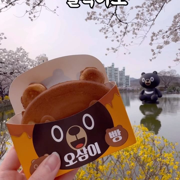 김천 여행에서 꼭 가봐야 할 자두 찐맛집 카페🫶🏻

김천 = 자두 특산품으로 유명한데 귀얌뽀짝하고 음료랑 디저트까지 갓벽한 요 카페 소개할게염🥹

🩵요 카페 포인튜!
1.자두떡은 엄청 쫄깃하고 쫀득한데 안에 자두 과육까지 들어있어서 식감 대박
2.자두 전문 음료만 4가지,, 자두 과일이 다 들어있어서 진심 상콤함이랑 달달함*신선함까지 대박
3.갬성 터지는 야외테라스
4.근처에 경북의 벚꽃명소 연화지 위치
5.졸 귀 탱 로컬 디자이너 굿즈도 판매중!

이렇게 완벽흔데 안 올 이유 없잖아🫶🏻
더 유명해지기전에 저장 ㄱㄱ!!!

💋철없는자두 연화지점
💋경북 김천시 대학로 94-1 1층 철없는자두
💋11:00-20:00 (월 휴무)

[본 컨텐츠는 업체의 지원을 받아 제작되었습니다]

#김천카페 #김천카페추천 #김천카페맛집 #김천맛집 #김천여행 #연화지맛집 #김천가볼만한곳 #벚꽃여행 #벚꽃명소 #경북여행 #대구근교카페 #대구여행 #대구근교나들이 #철없는자두