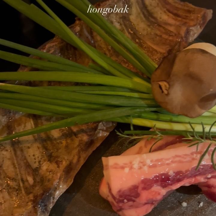 전포 힙하면서 고급진 “홍고박” 💖
입구부터 웅장함이 느껴짐,,

24시간 수비드 등갈비는 말뭐,. 너무 부드러워서
잘못발라먹는 나도 쉽게 발라먹을 수 있었음!
사이드 반찬 구성도 너무 맛있고
리뷰이벤트로 받은 홍고박 하이볼도 죤맛…🍸 

이벤트로 다녀왔지만 내돈내산으로 재방문 또 할예정..💖

방아잎이 들어간 된장은 계속 생각나는맛..
다음에 방문해도 된장은 꼭! 시킬겁니댜

(스토리 인증할거임)

웨이팅 빡세지기전에 얼른 ㄱ ㄱ

@hongobak
🐷서면 홍고박
📍 부산광역시 부산진구 전포대로 225 1층
⏰영업시간 : 평일 오후4시~12시
주말 오후1시~12시
📞문의전화 : 0507-1421-0382

#전포맛집 #전포핫플 #전포고깃집 #부산핫플 #전포데이트
#전포동고기집 #서면고기집 #전포신상맛집