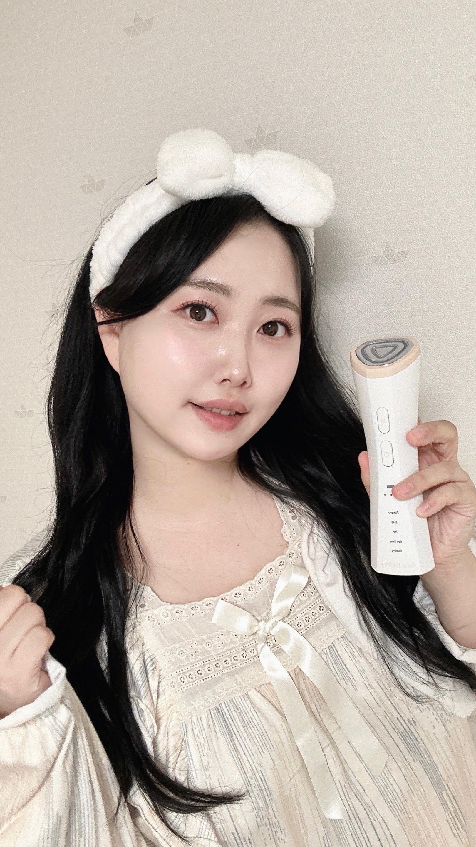 💗💗💗
‘페이스 팩토리 링크샷’ 🥹 고주파 기기 ✨
SNL 코리아 지예은님 추천 디바이스 써봤어요
5가지 다양한 모드로 관리가 가능 뷰티 디바이스 

▪️EMS 모드 : 피부 탄력 관리 ( Red LED )
▪️HF 모드 : 부운 얼굴 관리 ( Red LED ) 
▪️Absorb 모드 : 흡수 모드 관리 ( Green LED )
▪️Eve Care 모드 : 눈가 진정 ( White 고주파 )
▪️Cooling 모드 : 피부 진정 ( Blue LED ) 

콜라겐 리즈크림 바르고 EMS / HF / Absorb 
모드로 아침저녁 약 2주 정도 사용해 봤는데 
확실히 얼굴라인이 더 탄력있어 진것 같아요 
피부과 갈 시간 없을땐 셀프 홈케어로 관리해요

페이스팩토리 한정특가 53% 할인 링크샷 
구매시 콜라겐 리즈크림 증정 행사 중이에요 

@facefactory_official #페이스팩토리 
#페이스팩토리링크샷 #링크샷 #홈케어 
#탄력케어 #홈케어기기 #홈케어기기추천 
#뷰티영상 #고주파마사지기 #셀프마사지기
#탄력마사지 #콜라겐마사지 #콜라겐크림추천