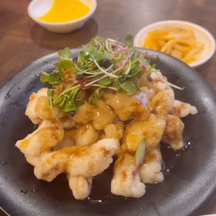 중식집 정석의 맛이랄까?

드디어 찾았어요..
내 기억 속의 그맛

요즘엔 어딜가든 어릴때 맛있게 먹었던 탕짬짜가 아니라 아쉬웠거든요..ㅜㅜㅜ짜장도 너무 묽고🥹

여기는 꾸덕한 짜장소스가 면발에 제대로 스며들었다 ★ 
면발이 쫀쫀하고 양념장과 따로 놀지 않아요
면치기 쌉가능😍

탕수육도 눅눅함 없이 바삭하고 소스도 달짝지근하더라구요
짜장짬뽕 먹을때 필수 ★ ★ 
고기짬뽕은 마치 해물짬뽕처럼 얼큰하고 칼칼한 맛에 입안을 싹 개운하게 해줘요
신라면 정도의 맵기라 대만족ㅎㅎ

신대방삼거리 동네사람들 중식땡길때 마실나오기 너무 좋겠어요

ㅡㅡㅡㅡㅡㅡㅡㅡㅡㅡㅡ
❣️가게: 리루
❣️위치: 서울 동작구 여의대방로22길 121 보라매자이더포레스트 1446호1447호
ㅡㅡㅡㅡㅡㅡㅡㅡㅡㅡㅡ
.
.
.

#보라매맛집#보라매중국집#보라매중국요리#보라매공원맛집#신대방맛집#신대방삼거리맛집#신대방삼거리역맛집#신대방삼거리중국집#신대방동맛집#신대방동중국집#신대방삼거리중국집#신대방삼거리역중국집#중국요리맛집#보라매맛집추천#리루 #먹스타맞팔 #맞팔 #맞팔환영