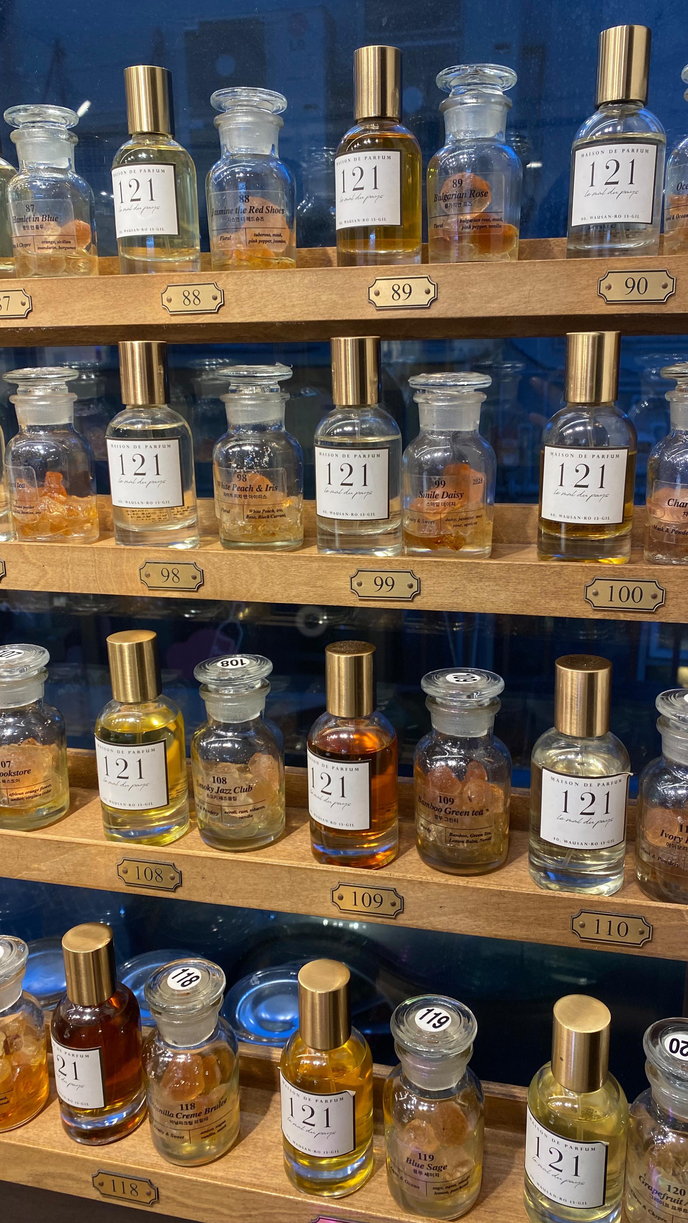 Save this for your next Seoul trip✨
Even Astro Moonbin and Sanha came here to make their own perfume🌺
I made 1 solid perfume and 2 hand cream! They have various one day classes so go check them out😉
📍121 Le Mal Du Pays, Wausanro 13gil-40, Mapo, Seoul (close to hongdae st, Sangsoo st)
🇰🇷상수역 근처 121 르말뒤페이에서 만든 나만의 고체향수랑 핸드크림! 향을 두가지를 고를 수 있는데 향 가짓수가 진짜 많음...!! 고체향수+핸드크림 클래스를 들으면 고체향수 1개, 핸드크림 2개가 나와서 커플이나 친구랑 같이 들으면 핸드크림 한개씩 교환도 가능함 근데 나랑 친군 개취 확고해서 내껀내가가지기로ㅋㅋㅋㅋ 아스트로 멤버들도 다녀갔다는데 아이도루 잘 모르는 나는 나중에 앎ㅋㅋㅋ 클래스가 재밌고 쉬워서 완전 추천!