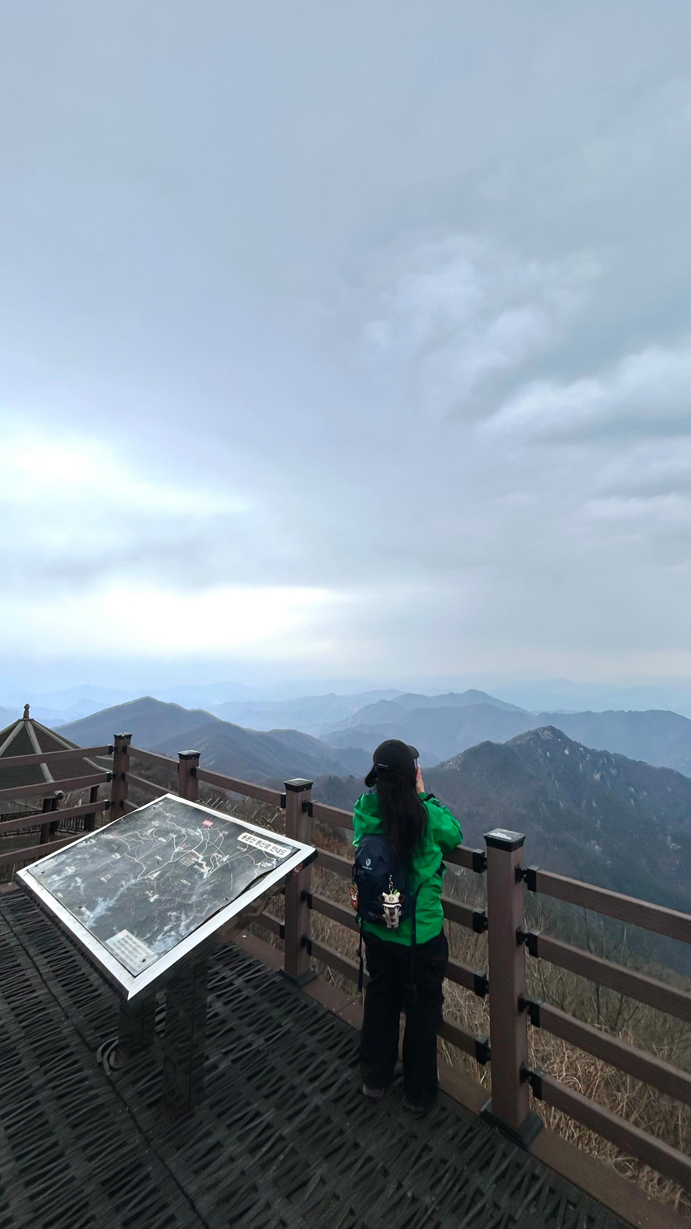 🌸🌸🌸꽃내놔🔫
봄산행왔는데 여긴 아직 겨울🌨️❄️
우박비내려도 씬나ㅋㅋㅋㅋㅋㅋㅋㅋㅋ

240322

#⛰️ 
#용문산 1,157M

#👧🏻🧒🏻🌱
@yunsoo_ing

#등산 #등산소통 #커플등산 #여행기록
#여행스타그램 #봄산행 #양평여행 
#양평가볼만한곳 #서울근교여행
#travel #trekking #hiking
#블랙야크100대명산 #밤양갱
