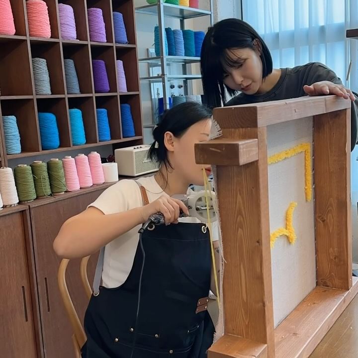 터프팅앓이...ing

다녀본 원데이클래스중 가장재밌던 #터프팅클래스 
 Tufting Studio @mua.mong 🍊🧶 
➰one-day class
➰hand-made shop 

원데이 러그 (M) 100,000
* 사이즈 : 30*30 혹은 가로, 세로 합 60cm 이내
* 소요 시간 : 3시간 - 3시간 반

제주 제주시 구좌읍 일주동로 2590 2층
0507-1374-1272
10:00-17:00 매주월요일 휴무

 #제주터프팅 #제주터프팅공방 #제주원데이클래스
#성산원데이클래스 #제주터프팅