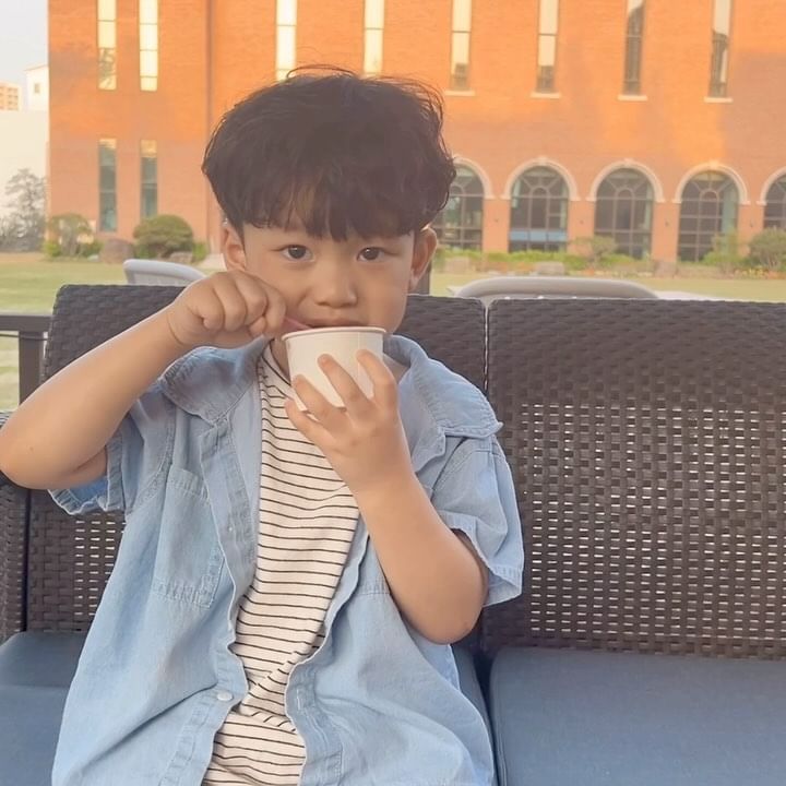 🌸

1. 포켓몬의 시대가 도래했음
포켓몬에 빠져서 지우가 돼겠다며 파란 상의와 빨간 하의를 꺼내라심
갑자기 더워진 날씨에 준비해둔 여름옷도 없을지언정
키도 훅 커버려서 빨간 바지가 다 안맞음
그나마 상의는 얼추 입었는데 바지는 도저히 안맞음
핑크바지로 타협하고 근본없는 패션 완성,,
하루종일 충대가서 포켓몬고함.
김또준때문에 나만 2017년도에 접은 포고 다시 중독됨🥲
(지후맘 빨간바지 부탁해요...)

2. 포켓몬 다 잡고 나도 갬성카페좀 가보자하고
애들 데리고 가기 유명하다는 근처 카페감.
애들 뛰어놀 수 있는 넓디넓은 잔디밭과 놀이터, 장난감에
이유식 떡뻥 퓨레 뭐 없는게 없음 거기에 갬성도 장난아님
심지어 포켓몬 카드에 포켓몬 피규어도 팜😊
(진짜 없는게 없어도 너무 없다^^..)
덕분에 또준이만 주머니 알차짐.
+덩달아 재준이도 퓨레에 보리차 폭식Day❣️..

3. 너무 신난 우리 또준이
카페 놀이터 미끄럼틀 꼭대기에서 뒤로 그대로 떨어져
얼굴이 쓸려버림,,,,,🤕🤕🤕🤕🤕🤕🤕🤕🤕🤕
그나마 푹신한 바닥이여서 많이 안다쳐서 바로 탁탁 털고일어남
또준이는 탁탁 털고일어났는데
동시에 무사만루였던 한화는 탁탁 못 털고일어나서
나도 오열하고 내 옆테이블도 오열하고 저기 건너테이블도 오열했다는 슬픈이야기.

끝.