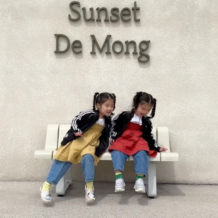 #이벤트후기썰 #선셋드몽

@jungmi2092 께서 여신 이벤트 당첨으로 
얼마전 다녀온 선셋드몽💗

저는 선셋드몽이용권당첨으로 다녀왔어요🫶🏻
정미님 감사해요~💗💗💗
예전에 선센드몽 카페운영중일때 가보고 이번엔 
디게디게 오랜만에 갔다왔는데  가자마자
케이크DIY키트에 완전 감동먹었어요🥹

아이들은 입구컷사진만 찍고 사라져버리고…
애들이 근처에 오지 않네요 ㅋㅋㅋㅋ
ㅋㅋ이래도 애들데리고 안가실거에요?🌝

다음피드에서 자세한 후기 남길께요💗

🤍선셋드몽 𝓼𝓾𝓷𝓼𝓮𝓽 𝓭𝓮 𝓶𝓸𝓷𝓰🤍
경북 경주시 천북면 갈곡삼막길 14-11

𝓽𝓱𝓪𝓷𝓴𝓼 𝓽𝓸 @jungmi2092 
.  @sunset_de_mong 

#선셋드몽체험후기#경주천북#경주아이들과가볼만한곳
#경주여행#경주아이와여행가기#밤부사운드글램핑장
#여행일기#아이와체험 #체험하기좋은곳 #경주체험
