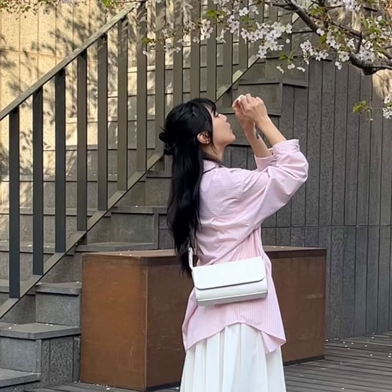 스탠드오일 이제 슈즈도 만들어?! 👥👥

•*♡ 스트랩 메리제인 스니커즈 ♡*• 신고 벚꽃나들이 다녀왔어요🌸
스니커즈에 메리제인의 디테일을 얹어서 데일리룩에 러블리함을 더해주는 슈즈예요
앞코 쉐입이 슬림하게 빠져서 다리 라인이 더 예뻐보인답니다!

제가 납작한 신발은 발바닥이 아파서 오래 못 신는데
이 날은 하루종일 걸어도 발이 안 아프더라구요!
스펀지쿠션을 더한 아웃솔에 비건레더로 제작되어 더욱 가볍고
푹신한 라텍스 깔창이 들어있어서 착화감이 정말 좋았어요
아웃솔 바닥에 스탠드오일 로고 포인트 👟✨

메리제인 슈즈 신을 때마다 스트랩 고리 걸어야하는 거
진짜 귀찮고, 잘 걷다가 혼자 풀리기도 하잖아요?
요건 스트랩이 밴딩이라 그냥 막 신고 벗을 수 있어서 정말 편해요🥹
저는 발볼과 발등이 있는 편이라 반업해서 235 신었더니 딱 좋았어요!

4/11 내일 오픈💫
공식몰에서 런칭 할인도 받아보세요!

#standoil #STANDOILSHOES #스탠드오일 #스트랩메리제인스니커즈 #선물