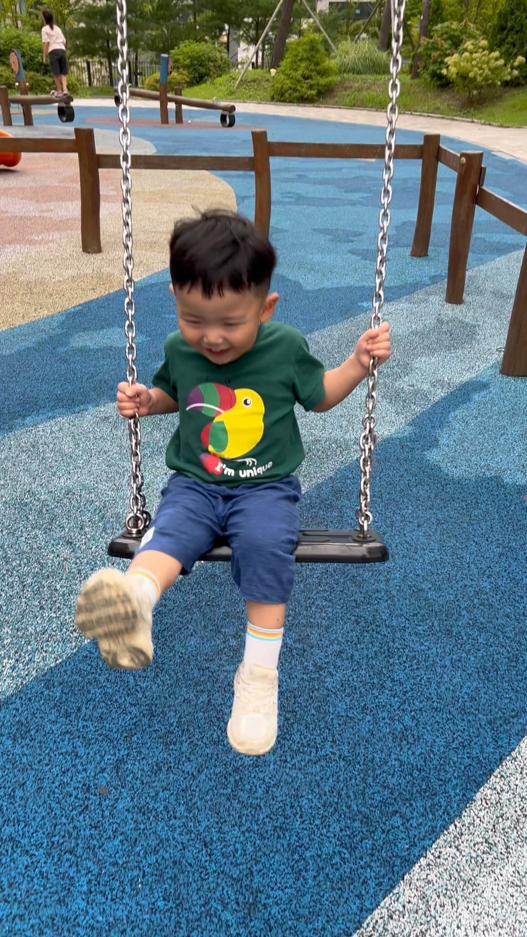 놀이터에서 친구랑 그네 타는 게 너무 신난 31개월 아기🤣

#아기스타그램 #아기릴스 #baby #맞팔