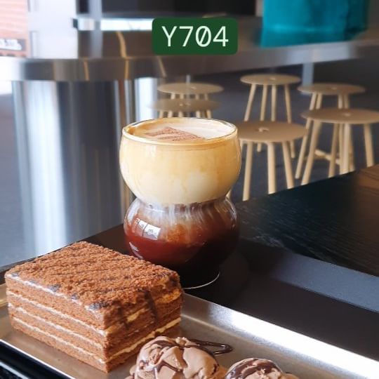 ⬇️⬇️⬇️📍Y704⬇️⬇️⬇️

#성수동카페거리
#성수동카페추천

📍서울 성동구 연무장길 39-15 2층 Y704

📍슈페너(7.5), 허니 코코아 케이크(9.5)

🙆🙆‍♂️🙆🙆‍♂️

⭕️ 성수동 카페골목에 있는 붉은색 벽돌건물 2층, 옛날 주택을 개조한 멋진 분위기의 카페. 올라가는 계단이 매우😭 가파르니 주의해야 한다. 근데 올라가면 루프탑 카페의 매력을 느낄 수 있다. 주변 건물도 다 비슷비슷한 2층 주택이라 통창을 통해 보는 전경이 시원하다.

⭕️ 사장님 취향이 세련(?)된 걸 느낄 수 있는 건 비단 내부 인테리어 뿐만이 아니고 플레이리스트🎧 다 모르는 노래지만 좋았다. 요즘 젊은이들은 이런 걸 듣는구나🕵‍♀️

게다가 카페 한 켠에 셀카 공간이 있다 ㅋㅋㅋ 용기있는 사람은 오십시오☺️

⭕️ 카이막 맛집이라고 하는데 내가 갔을때는 품절, 벽돌 케이크가 포토제닉한데 그것도 품절 😭 대체재로 시킨 코코아케이크😉 맛있음👍

✔️ 개성있는 루프탑 카페를 찾고 있다면 추천

#y704
#루프탑카페