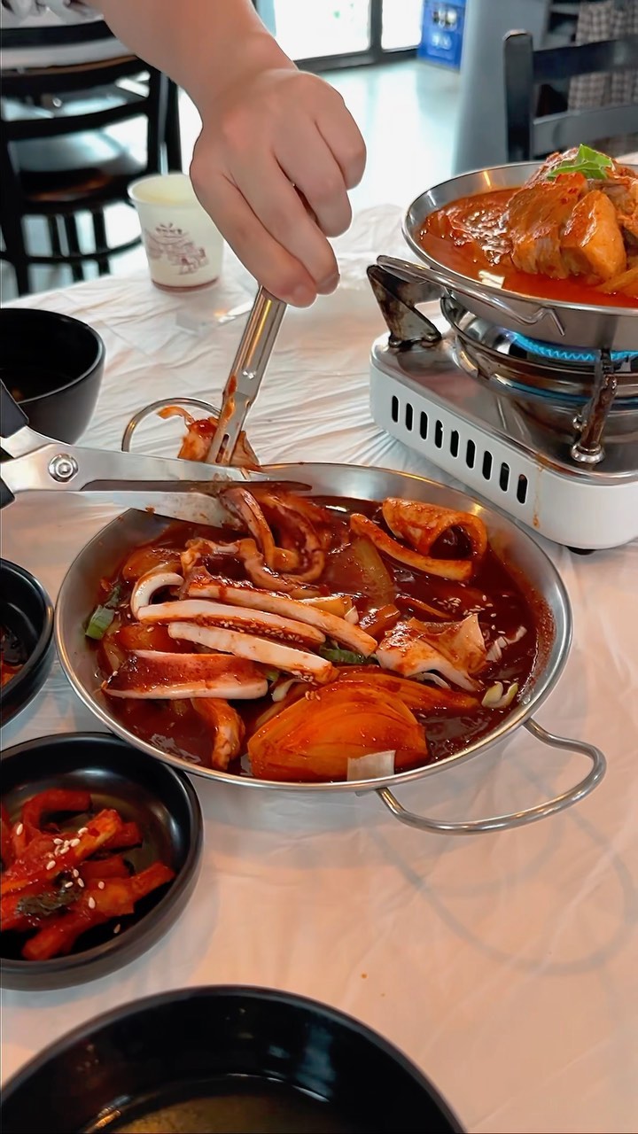 서울 압구정로데오 매운오징어  #더팔당 🫡
☞매운오징어&김치찜 
밑반찬 집밥 스타일로 어묵볶음 김 깔리고 시작
계속 끓이면서 먹는 김치찜 
김치는 부들부들 아삭아삭 고기는 이 없이도 먹겠어요 국물은 새콤칼칼한 집밥 스타일 
오동통한 매콤한 오징어 깻잎+무쌈+깻잎+마요 조합으로 먹으면 밥도둑 술도둑 
진짜 술꾼들 낮술부터 시작 할수있는 곳 
으른들 맛집 맛깔나게 잘먹었습니다 

서울 팔당오징어 맛집 
+ 오전11시~오전8시 아침식사&술 가능

#서울여행#청담동데이트 #서울맛집

✔️ 더팔당 : 서울 강남구 선릉로157길 33 1층 더 팔당 본점
✔️ 02-542-1515

#압구정맛집#압구정밥집#맛깔나다_압구정#먹팔#맞팔#협찬문의#서울밥집#서울24시#압구정술집#로데오맛집#강남맛집#논현맛집#강남핫플#강남술집#청담술집#더팔당본점#팔당오징어#압구정로데오