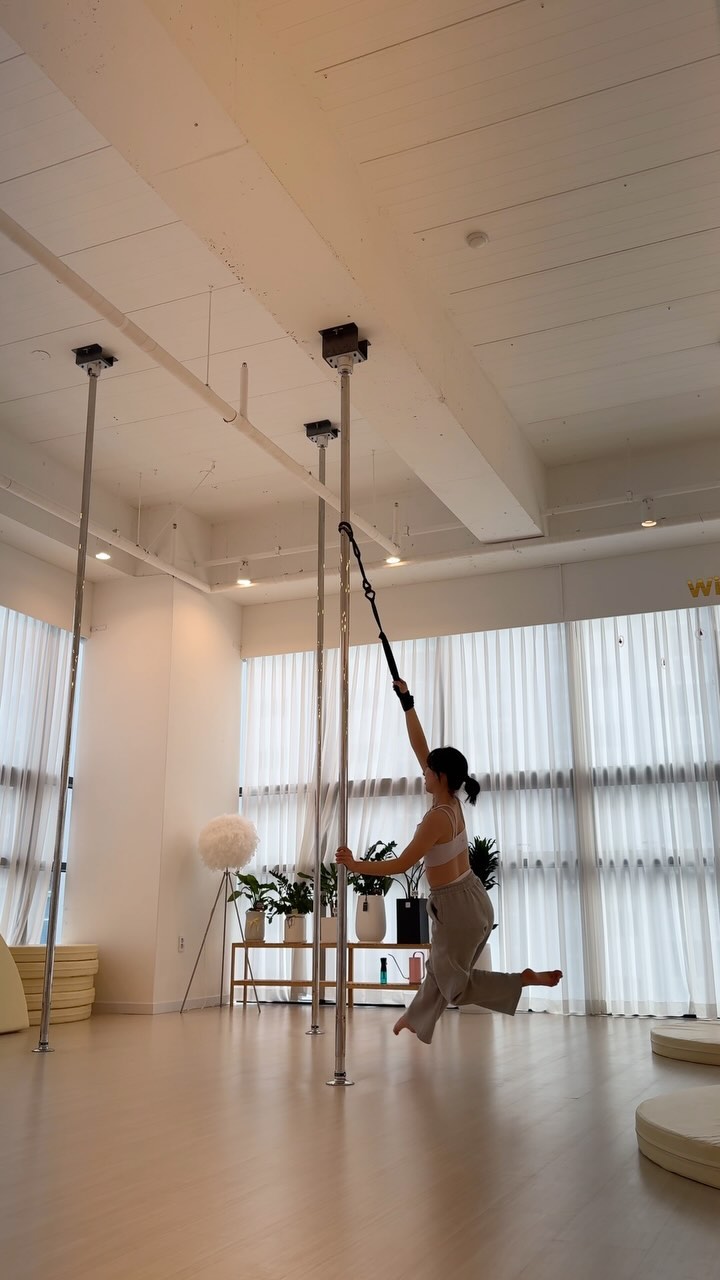 라라라 날아🐣
#폴댄스 #스트랩폴링