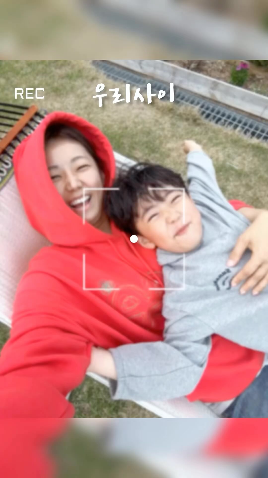 7살되니 아드님의 체력은 어째 날로 더 좋아져요?💪
같이 10분만 뛰놀아두 내 체력은 방전⚡️
너님은 10분뛰면 몸이 풀리는지 점점 더 살아나는 너의 체력💪
엄만 10분 뛰면 20분 쉬어야한다구!!⚡️
10분뛰면 또 충전해야해서 먹어야한다구!🥺
결국 나만 살이찌는 신기한 너와나❤️ 이거맞아?🤭
우리 더 많이 행복하자💕💕
#엄마와아들 #7살아들과엄마 #모자사이
