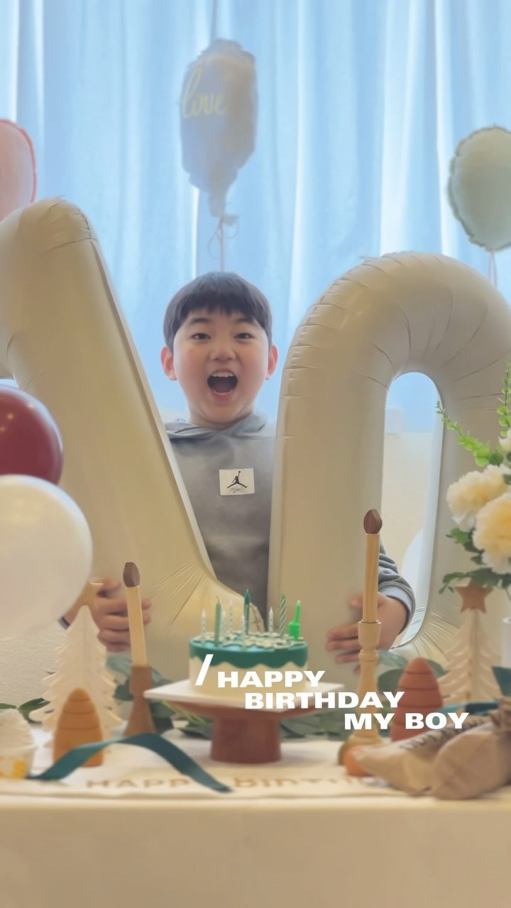 울횽아의 10번째 생일 PART.01
찐 생일은 담주지만, 횽아가 노래노래를 불렀던 생파를 먼저🎂

다들 넘 고마웠고, 잘 놀아줘서 좋았고, 마이 웃었다🎵

애들 좋아해야 될낀데 했는데,
넘 좋다고 또오고싶다하니 세상뿌듯하닷❤️

#워터라운지 에서 생일 테이블도 섬세하게 준비해주시고
#딜리슈케이크 에서 딱 원하는 모양으로 케이크 만들어주시고

워터룸부터 케이크까지 퍼펙!!🤩

Place. @the_waterlounge 
Cake. @delishu_cake

#기장워터룸#기장아이와가볼만한곳#기장워터라운지
#기장케이크#딜리슈#기장레터링케이크#일광레터링케이크
#생일파티#10살#초딩맘#일상#기록