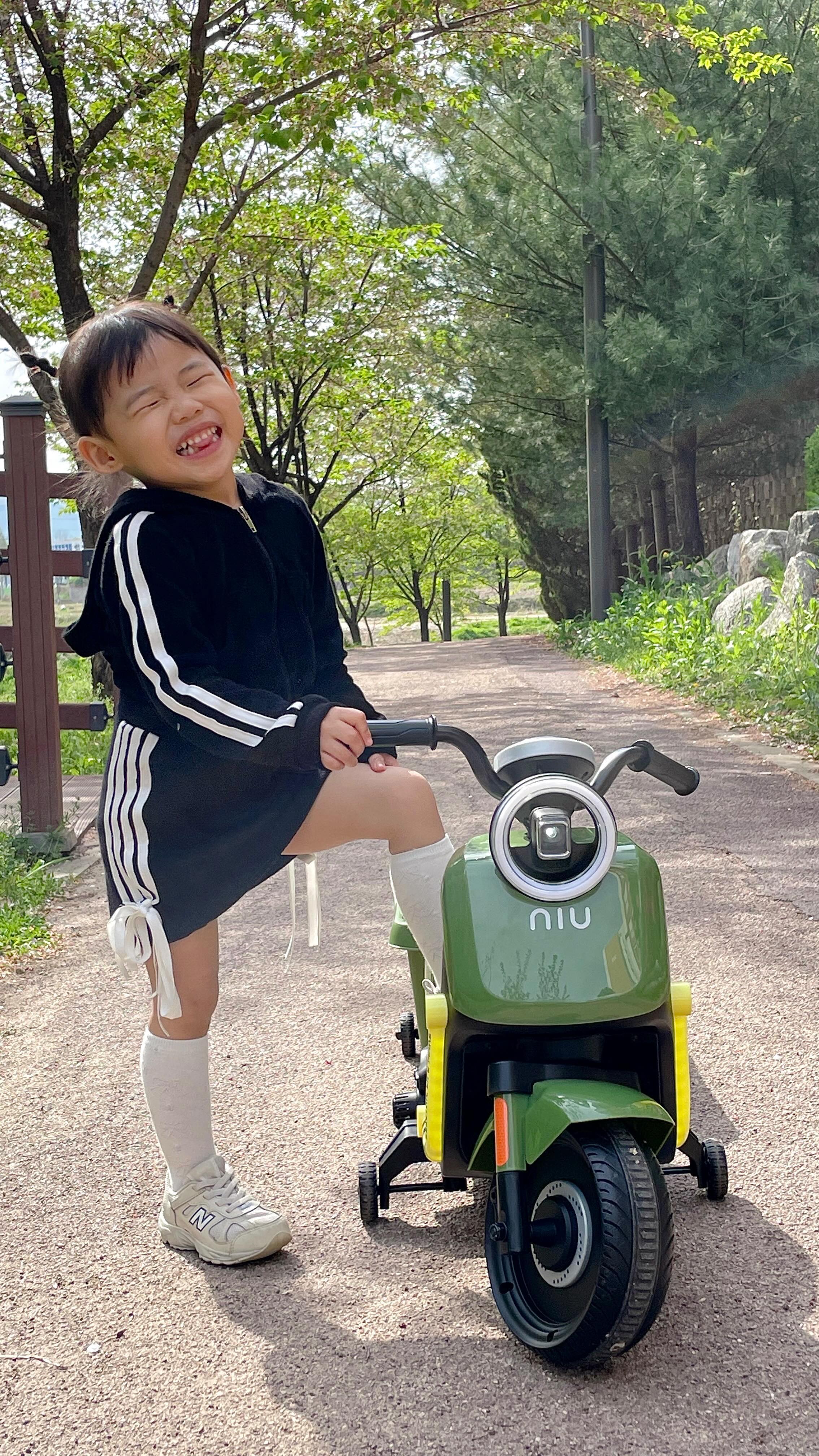 #협찬 #씨투엠뉴 

요즘 우리 떠아의 외출템
니우 미니 오토바이🏍🏍💨

디자인도 세련되고 예뻐서
외출해서 타고 다니면 
사람들 시선집중! 시선강탈!

작지만 강력한 파워모터로 
최대 속도 3km/h를 낼 수 있고 
3세 전 후 부터 8세 30kg까지 탑승 가능❣️

스스로 페달을 밟으며 간편 작동이 가능해서
어린 아이들도 안전하게 드라이브 할 수 있어요:)

🔖니우 미니 오토바이 런칭 기념 
➿어린이날 선물 특별 할인 행사 (4/16일 ~ 4/29일 까지)
➿4/16일 낮 12시 네이버쇼핑 라이브방송 1시간 동안 
다양한 혜택이 팡팡🎉🎉
➿씨투엠뉴 계정에서 이벤트 참여 시 니우 미니 오토바이 증정

🏷씨투엠뉴 @c2mnew_official 

#니우미니오토바이 #니우오토바이 #유아전동오토바이 
#유아오토바이 #아기오토바이 #키즈오토바이 #유아스쿠터 
#조카선물 #어린이날선물 #아들선물 #어린이날선물추천