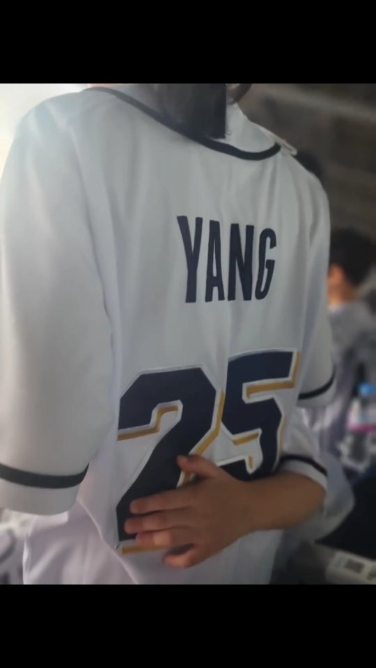 #주말피드

드디어 시작된 야구직관⚾️
항상 평일에만 왔다가
주말엔 첨으로 와봤는데
너무너무 여유있고 즐거웠던 하루

짜릿한 역전승으로 우리집 두린이들
잔뜩 흥분하고
옆에서 더 흥분한 나란 사람.....😂
더울줄 알고 걱정했는데
네이비 맨끝이라 그늘지고 바람도 솔솔불어
직관하니 너무너무 좋았던🫶

역시 야구는 직관이지🏟
집에와서 다음 직관 날짜 검색하고 있는
우리는 두산의 10번타자 !(•̀ᴗ•́)و ̑̑

@doosanbears.1982

#야구#주말야구#야구직관#두산베어스#승리의두산#최강두산#야구장#종합운동장#두린이#주말스토리#잠실#잠실야구장#철웅이#10번타자