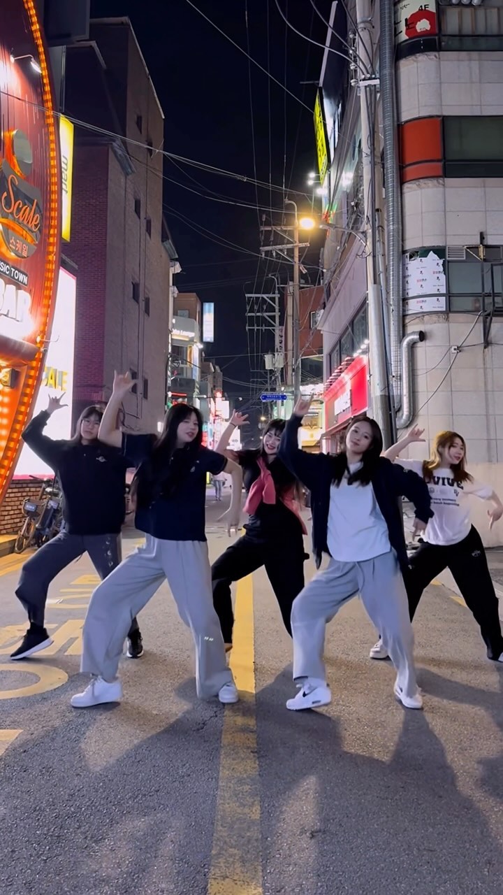 잠실새내 아일릿 🫧 가운데 매니저님은 나오실게요

#magnetic - @illit_official 

#reelsinstagram #reels #dancevideo #challenge #dancechallenge #illit #hybe #마그네틱 #아일릿 #릴스 #릴스댄스 #챌린지 #하이브 #잠실새내