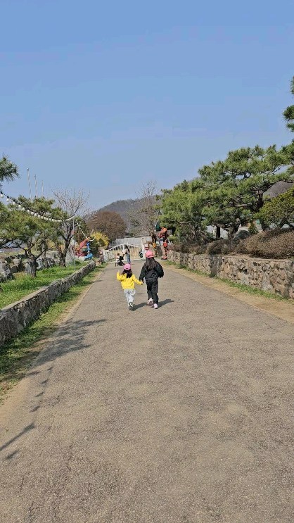 오랜만에 우리강아지들 콧바람 쐬러 #쥬쥬랜드
지유애기때 왔던기억이라 추억뿜뿜이다:)
동물먹이들 많이사서 배고픈 동물들 밥주고
로봇박물관앞에서 로봇춤?도 잘추고 ㅎㅎㅎ
언니들 답게 바이킹 손들고 타고 😄👍
마무리는 스타필드 상상스케치가서(작품+키즈룸90분) 뿌셨다
우리지아 유치원에서 월요일마다 주말 나들이 발표하는데 잘할수있겠지? 임무완료했다~~~~❤️

.
.
.
.
.

#쥬쥬랜드 #고양놀거리 #상상스케치#8세 #5세#자매그램 #소통#주말일상#아이들추억만들기#성장기록📸