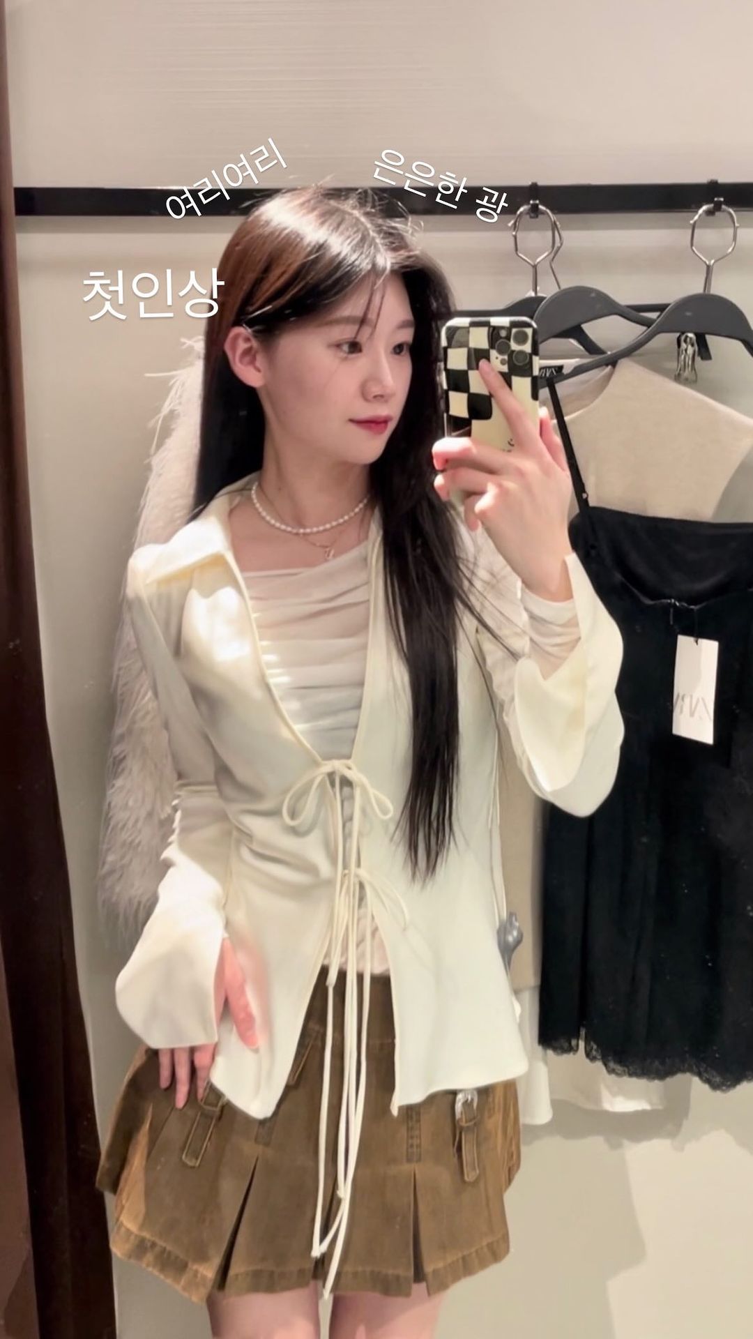 🎀매장에서 여자손님? 두분이 예쁘다고 자꾸만 눈길을 준 옷! 이성에게 인기 많은 매력적인 코디법, @옷코디 좋아하는 영상디자이너가 자라에서 레이어드한 새내기룩 입자👚

🫣눈길 못잡아도 옷책임 하지 않긔에요 ^^(대학 개강 임박했으니까 새내긔룩이라고 할게요)

🩷가격도 3,4,5만원대에 품질 좋으면서 가격 괜찮은 애들 무난한거 좋아하는 사람은 넘겨줘여~(찡긋)남달라서 평범한 거 싫고 입었을 때 편하지만 라인 예쁜거 좋아하는 사람은 추천코디에 만족해 해요!

👩‍❤️‍👨최근 데이트로 겨울 나그네 뮤지컬 보러 가다가 슬쩍 자라 강남역 점 매장 들려서 3층에서 휘뚤마뚤 고른 애들 다 포인뚜 생각하고 레이어드 했는데 만족스럽다..(암튼 매장에 있는 저와 같은 손님? 두분이 물어봐서 코디한 옷 알려줬다는! 저도 넘 예뻐서 계속 봤어요ㅎㅎ)

⚠️홈페이지에 보니까 품전 입박인 상품도 있다니까 새내긔들은 대학 개강 전에 품절 전에 얼른 겟또하기!

💡추천체형과 장점
1) 굴곡 없는 마른체형
2) 허리라인에 굴곡 있는 체형
3) 마른상체에 하비
4) 바스트에 볼륨감 원하는 체형

=> 쇄골, 허리, 골반 라인이 도드라지게 보이고 가슴, 양쪽 셔링으 로 여성스러우면서 분위기는 자체는 여리여리해 보여요
(😳커버할 곳과 채울 곳을 완벽하게 한 코디다 이말이에요😳)

🎀상품 이름
1) 리본 새틴 셔츠
허리라인 조절 가능한 리본매듭과 은은한 광택 도는 고급핏 셔츠

2) DELICATE 슬러브 코튼 티셔츠(품절입박)
가슴 허리 사이드셔링 + 오프숄더 입술넥 + 중간정도 비침 여리여리한 핏은 다 들어간 발렛코어 티셔츠

3) 왁스드 스커트 팬츠
(하체커버)A라인과 로우라이즈로 허리는 잘록, 골반은 넓어보임 앉고 일어났을 때 좋은 적당한 기장감에 편한 치마바지