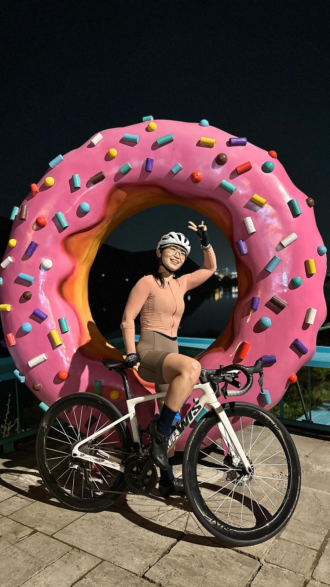 ✨ 야간라이딩 97km 
팔당까지 찍고 돌아오는데, 봉크직전이라 
다리 힘도 안들어가고 간만에 한계를 느꼈네😰

.
.
⌚️ @amazfitkorea
👟 @lakecycling_kr 
👚 @ulvinekr 
#어메이즈핏 #어메이즈핏스마트워치 #레이크사이클링슈즈 #얼바인 #자전거라이딩 #야라 #팔당라이딩 #라이딩 #riding #cycling #cyclinglife #nightriding🌙