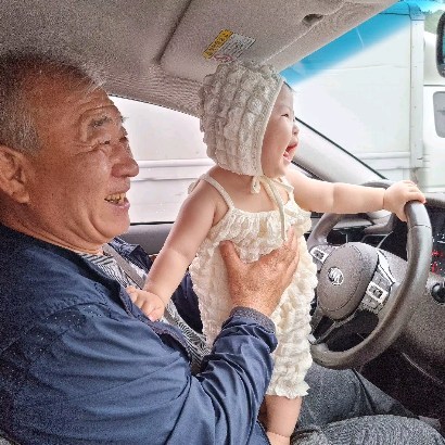세상에서 가장 다정한 우리 아빠🫶

사람의 마지막을 보면 그사람이 지나온길을 알 수 있다고 하던데
정말 쉴틈없이 아빠를 기억하고 기억하고싶어하는 많은 사람들이
왔다가고 우리아빠 예쁜사진이 꽃밭에서 꽃향기속에 있었네

우리아빠 자기아픈건 그냥 지나치면서도 주변에 누가 아프다면
못지나치고 병원 예약부터 확인까지 일사천리로 도와주고
늘 나보다 다른사람을 배려해주던 너무 멋진 분이셨는데
그래서 아빠가 가고나서 수많은 사람이 같이 슬퍼해준거겠지

아빠 아로는 32개월중에 32개월을 아빠랑 같이 보냈잖아
오히려 자기 아빠보다 더 많은시간을 자는시간빼고는 늘..
그래서 아로가 지내왔던 모든 시간들 속에 아빠와의 기억이라
아로는 할아버지가 이제 아프지 않으려고 하늘나라에가서 구름과자
먹고있다고 하더라고.. 인공눈물을 보고는 할아버지 필요한데 왜
하늘나라에 안가져갔지 걱정하고 말하지않지만 아빠를 그리워하고있는
이모마음이 보였는지 초콜렛주면서 이모 할아버지 하늘나라에
있어요 슬퍼하지말아요 하며 너무 작은 아이지만 이 아이가 모두를
위로하고 울리고 웃기고있어 가끔 방심하고있다가 다들 눈물바다가되는데
아빠가 바랬던대로 오랫동안 아빠를 기억하는 똑순이가 될 것 같아 아빠

아빠가 없는 자리가 아직도 믿기지않고 모든 시간이 허전하고 너무 아픈데
더이상 아빠가 아프지않고 아빠가 제일 좋아하는 할머니랑 같이
천국에서 행복하게 웃으며 우리 지켜보고, 지켜주며 기다릴걸 믿으니깐
아빠 조금 뒤에 시간을 기다리며 힘내볼게 보고싶고 사랑해 🩷
