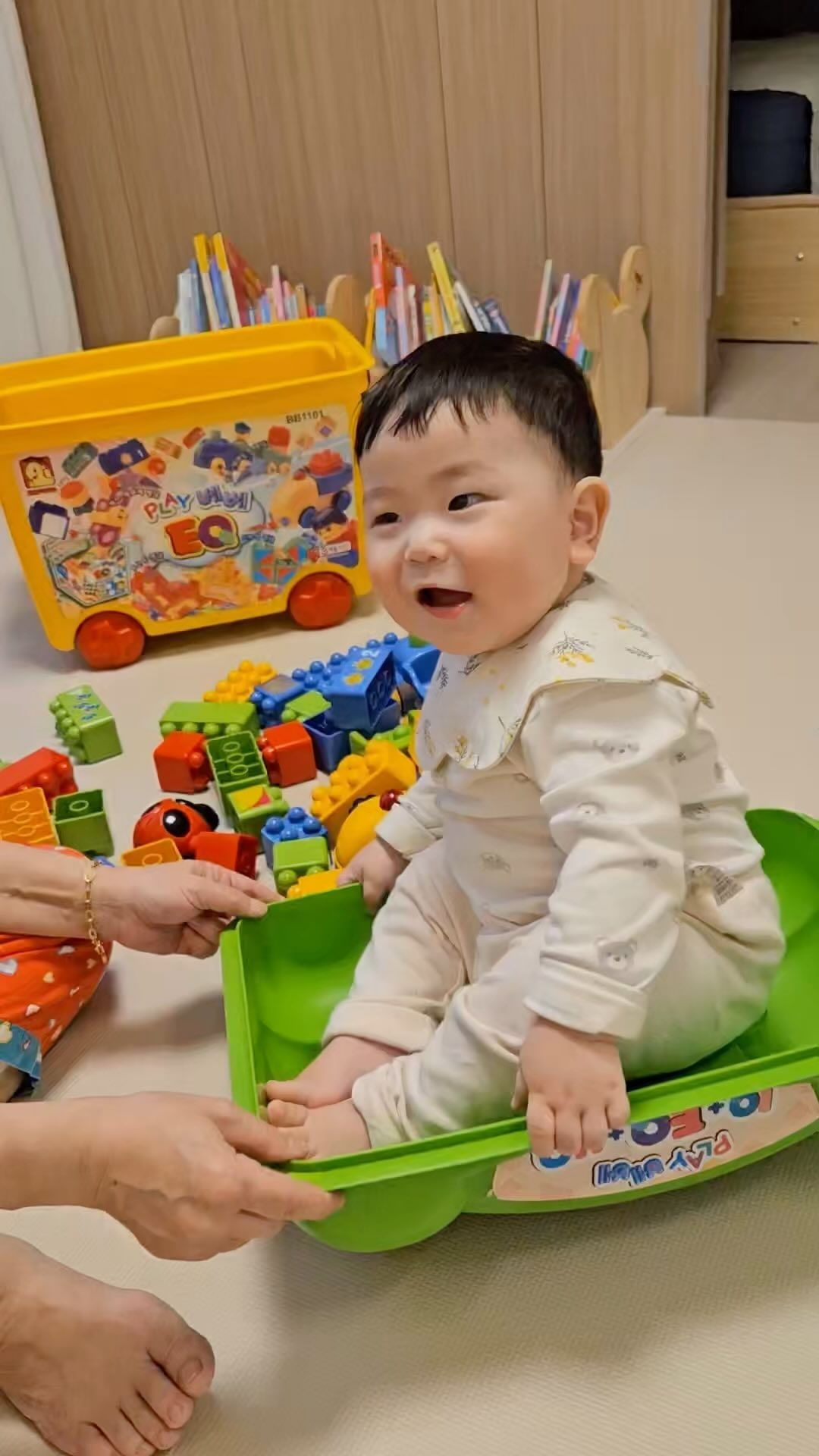 D+324
둥가 둥가 도하🤩
블럭보다 뚜껑이 최고👍

#육아 #육아스타그램 #baby #boy