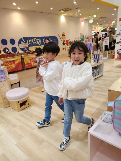 조동♡
쪼만했던게 벌써 말드릅게 안듣는 8세 언니오빠가되다니!!
귀염댕이들 오늘처럼 싸우지말구 이뿌게들 자라다오♡♡♡