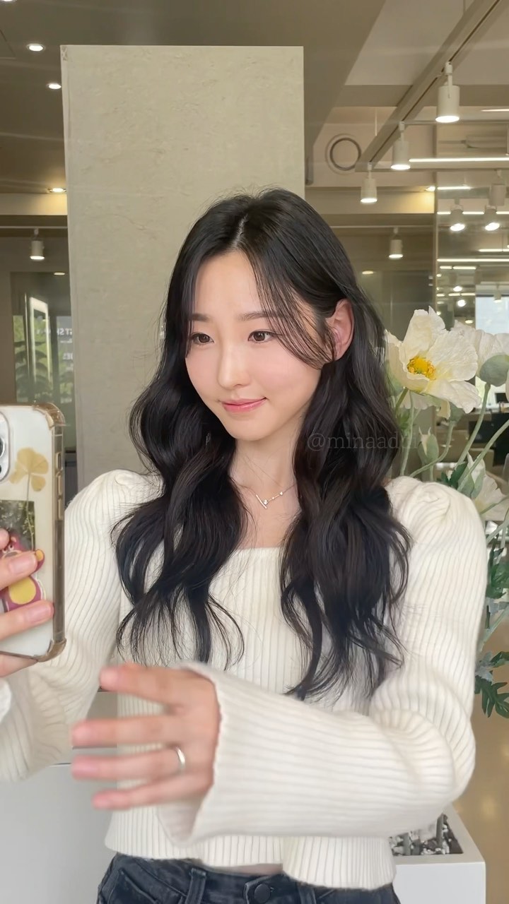 #여자헤어스타일추천 #레이어드펌
광대가 있는 얼굴형이라면 꼭 기억해두면 좋을 내용입니당!

흔히 마름모형 얼굴이라고 하는데요
그렇기 때문에 볼륨감이 턱아래쪽으로 들어가야 시선이 분산되어보이는 느낌을 줍니다!

가르마는 정교한 5:5보다는 6:4가르마를 추천드려용ㅎㅎ

사이드뱅을 얼굴라인에 맞게 설정해서 커버해주면 더 예뻐요💓

#hair @minaaddi 
#makeup @_o_west 

네이버예약 | ON
문의&예약 | 디엠&오픈카톡 ON

#앳나운룩북 #앳나운240417 #앳나운룩북2024 #미스트펌 #앳나운 #청담동미용실 #청담미용실