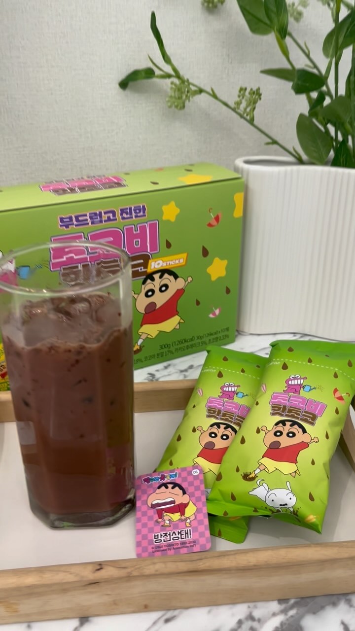#협찬 짱구와 함께 아이스초코 만들기🍫🥤 

@aromavillecoffee

네덜란드산 코코아 분말과 코코아매스가 33%나 함유되어 있어서 진한 풍미와 고급짐을 동시에 느낄 수 있어여!

스틱형이라 바로바로 타먹기 넘나 좋고 물이나 우유에 부어만 주면 핫초코타임 완성

상자안에는  짱구는 못말려 랜덤 메세지 카드도
들어 있답니다 〰 

@meogsta 팔로우 하면 다양한 정보를 받아 볼 수 있어요!🕊️

----------------------------------------

더 맛있는 레시피가 궁금하다면🤍

@meogsta
@meogsta
@meogsta

#아로마빌커피 #초코비핫초코 #아이스초코 #아이스초코만들기 #핫초코 #짱구핫초코 #부드럽고진한초코비핫초코 #핫초코추천 #홈카페 #짱구핫초코 #달달한핫초코 #카페스타그램 #맛스타그램 #아이스초코 #아이스초코맛집