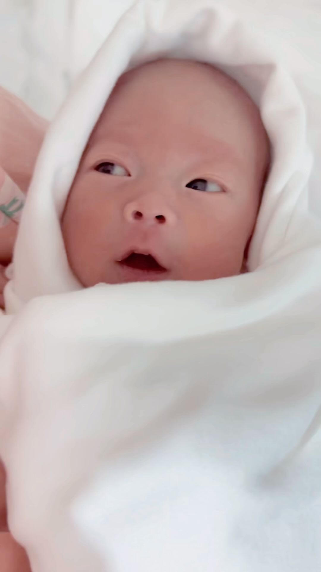 메리 +23🧡

어제보다 60g 체중증가 2.43kg🍼🍼

응가못하는 메리킴..🥲속상하구만..배마사지해줘도 소용없고
칭얼대는애기아닌데 속이 불편해서 그런지 칭얼칭얼😳
간신히 달래어보고 잠깐 기분좋아지심 🤣ㅋㅋㅋ
모자동실시간에..한시간 칭얼대고 간신히 캥거루케어하면서 
코코낸내🥰 사랑스럽구만..오늘은 메리 딸랑이 만들었는데 꼼꼼히한다고 ㅋㅋㅋ세시간넘게걸림 😅 지난번딸랑이는 한시간정도걸렸는데 😅😅😅 

바느질 마무리하고 일찍자야게따😄
메리야, 힘내서..내일은 응가 꼭해보자..허허🫶🏻

#초보엄마 #용띠맘 #청룡띠맘 #조리원일상 #육아 #육아스타그램 #애개육아 #육아일기 #베이비스타그램 #귀여워 #밤양갱
#육아소통 #24년생