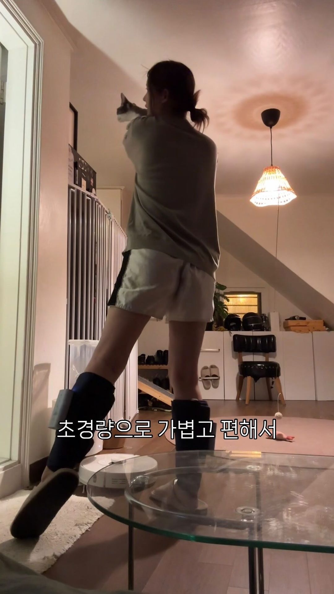 오늘 밤 12시 종아리 마사지기 오픈🤍
선착순 20분 보관파우치 함께 보내드림당!!🥰🫶🏻

많은 마사지기들 중에 고민하다가
후기들도 너무 좋고 다른 마사지기들과 다르게
괄사패드까지 탈부착이 가능하다고 해서
선택했던 #에어딕종아리마사지기 !!
작년에 들여서 지금까지 꾸준히 써보니
정말 후회 없는 선택이었더라구용🫶🏻

그래서 이번에 어버이날 선물로 미리
저희 부모님이랑 밍기 부모님댁에 한 대 씩
선물로 보내드렸오요!!
너무나 좋아해주셔서 정말 뿌듯했답니다,,🥹
좋은 건 부모님과 꼭 함께 써봐요!?❤️

제가 에어딕 강력 추천 드리는 이유!!
✔️1단계만으로도 압이 엄청 쎄요!!
알 뽀개기 너무 좋고 정말루 시원하답니다
✔️부피 작고 가벼워서 공간 차지 없구 휴대하기도 좋아요!
✔️공기압 1-3단계, 온열 모드 1-3단계, 강도 1-5단계로
취향에 따라 선택할 수 있어서
약한 마사지 좋아하시는 분들부터
강력한 마사지 좋아하시는 분들까지
맞춤형으로 마사지 받으실 수 있답니댜
✔️탈부착 가능한 ‘괄사패드’가 포함되어 있는데
요고 달고 마사지하면 종아리 혈점까지
꾹꾹 눌러줘서
마사지 효과 배로 좋아요👍🏻
✔️저렴이 마사지기들과 달리 내구성도 좋고
벨크로도 엄청 튼튼해서 오래 써도
약해지거나 보풀 일어나는 일 전혀 없어요!

이제 날씨가 더워지면서 반바지, 치마 입어야하쟈나요
퉁퉁 부은 다리 + 땅땅하게 뭉친 종아리알 고민이신 분!
매일 주물러만 줘도 혈액순환이 잘 되서
붓기도 많이 빠지고 종아리알도 풀리더라구욧!!
꾸준한 다리 마사지로 예쁜 다리 만들어봐욧❤️