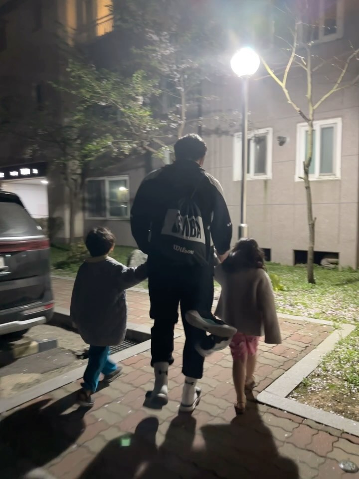 삼초니가 너무 좋은 애기들 👦🏻👧🏻
삼촌 데리러 한밤중 마실 ..
⠀⠀⠀⠀⠀
조만간 원에서 가는 애버랜드도
아빠가 아닌 삼촌과 함께 🌸
( 아빠는 일 열심히 해요.. ) ㅋㅋㅋㅋㅋ
⠀⠀⠀⠀⠀
⠀⠀⠀⠀⠀