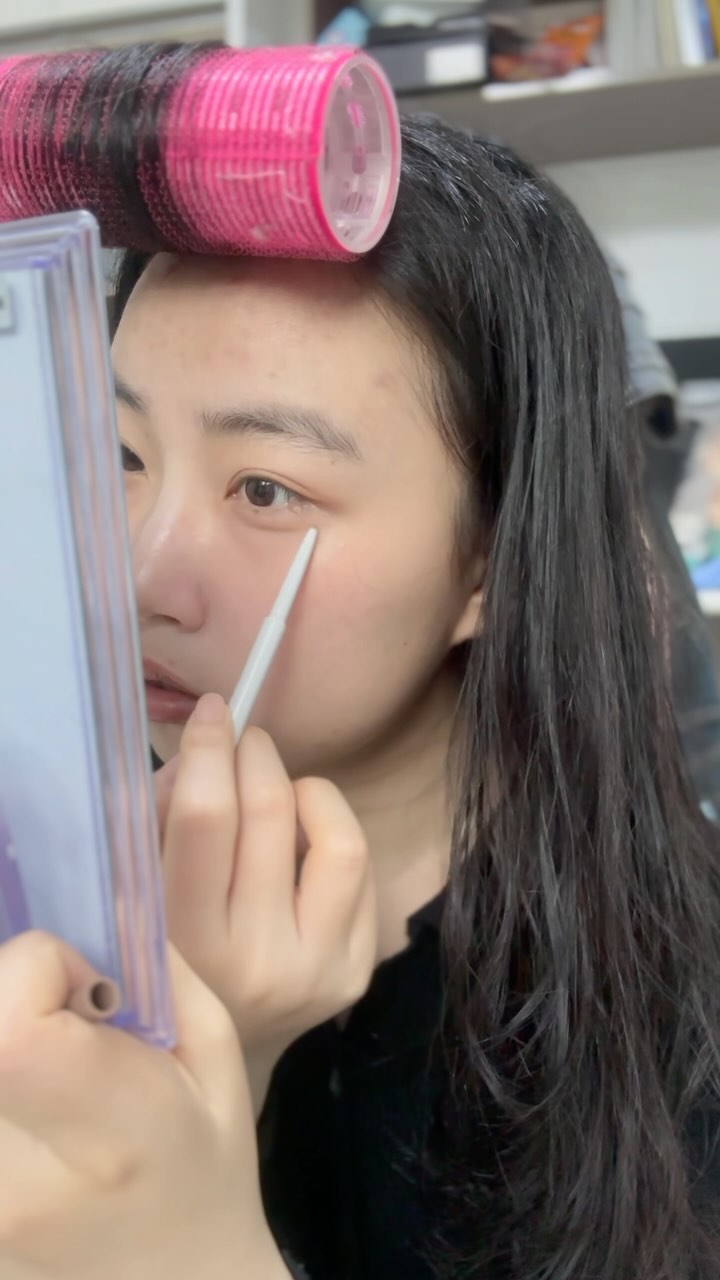 🏫💄(›´-`‹ )

4학년인데 1교시를 듣기 위해 7시에 기상하는 기분을 아시나요

#makeuptutorial #fyp #메이크업
