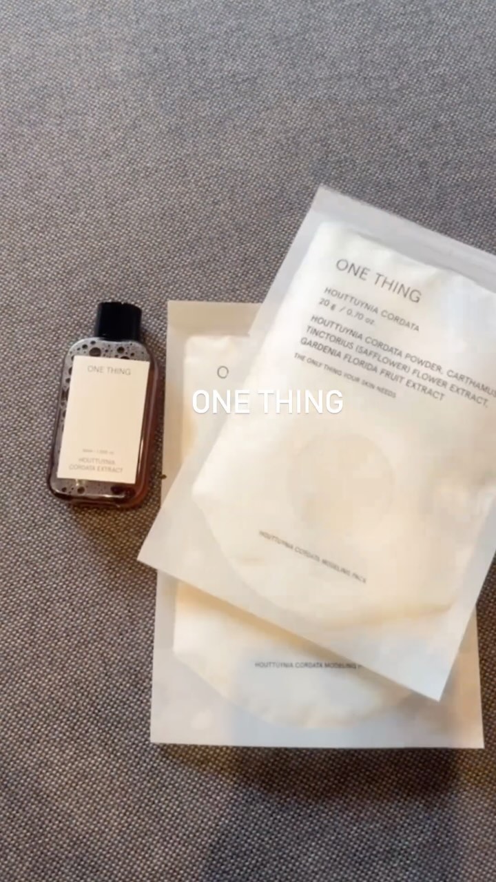 #협찬 아침엔 비오고 낮에는 자외선 밤에는 선선한 요즘, 러브마이셀프 카피문구가 적혀있는 원씽 모델링팩••🙂 

✔️나를 가꾸는 하루 15분, 소중하죠!

1. 에스테틱샵에서만 받던 모델링팩을 
집에서도 손쉽게 할 수 있다는 점이 가장 큰 메리트예요.

2. 동그란 볼이랑 스페츌러까지 준비하자니 
은근히 번거로운 일인데, 원씽 모델링팩은 아이디어 상품! 

3. 파우치 안에 표시선에 맞춰 원하는 추출물을 부은 다음에 
동봉된 스페츌러로 걸~~~~죽해질때까지 야무지게 휘어주기! 
이때 약간 촉감 놀이하는 것 같고 힐링이더라구요🤭

4. 눈가 제외하고 사악사악 골고루 펴발라주면 10-15분 내로 액상이 겔링화되어 부드럽게 굳어요! 부드러운 것이 포인트✨

5. 열에 의해 자극받은 피부의 수분을 채워주고, 모공 진정시켜주는 효과가 바로 느껴져요✨

✔️일부러 비교해보려고 왼쪽은 안바르고, 오른쪽만 사용해봤더니,, 하루종일 오른쪽만 수분이 가득 채워져서 화장도 촉촉하게 잘 먹구,, 새 피부된 느낌, 자극 적고 편안해서 마음에 듭니다!

원씽 모델링팩 궁금하신 분들은 
댓글 남겨주세요…🫶🏻🫶🏻

@onething_official @onething_official.global 

#모델링팩 #원씽모델링팩 #어성초추출물 #원씽 #어성초모델링팩 #올리브영 #올영픽 #올영세일 #올리브영모델링팩