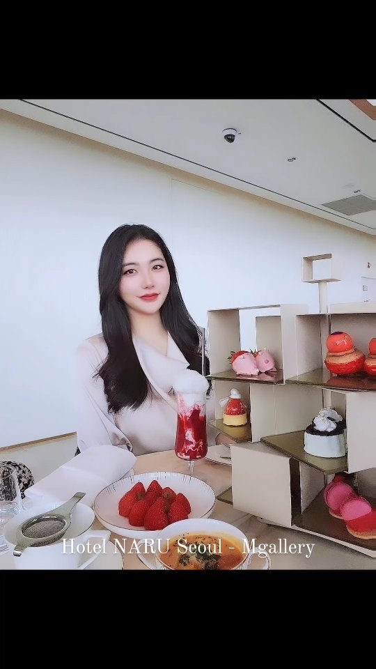 딸기시즌 막차타고 다녀온 애프터눈티세트 후기 공유

🍓STRAWBERRY WINTER TEA SET🍓

*88,000 원 (2인 세트)
*148,000원 (2인 세트+파이퍼 하이직 샴페인 2잔)

보통 호텔 애프터눈티세트 먹으려면 요즘 1인10만원은 기본인데
저렴하게 다녀올 수 있고 접근성도 좋은 [호텔나루서울] 소개합니다❣️

제철 딸기로 만든 달콤한 디저트 8종, 세이보리 5종, 로제 떡볶이 그리고 라운지 만의 스페셜 칵테일을 맛 볼 수 있어요.

월~금
1부 12:00 ~ 14:00
2부 14:30 ~ 16:30
3부 17:00 ~ 19:00

토,일,공휴일
1부 12:00~14:00
2부 15:30~17:30

- 네이버예약(예약 가능한 시간대 바로 확인 가능해요! 추천) / 홈페이지 / 전화 예약 후 방문하시면 됩니다

현재 진행중인 BAMSUEOM PLATTER와 함께 곧 마감 예정🫢

[NEW] BLOSSOM AFTERNOON TEA SET도 오픈했으니 참고해주세요🌸

📍서울특별시 마포구 마포대로 8 호텔나루서울20F 라운지앤데크

#korea #Seoul #hotel #Seoulhotel #afternoonteaset #딸기뷔페 #릴스그램 #서울맛집 #맛집추천 #맛집공유