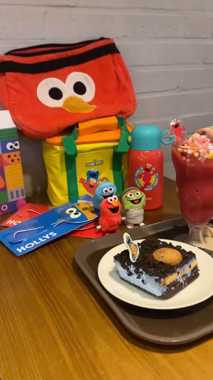 이저믕의 일상 ❤️

제가 좋아하는 세서미 스트리트가 할리스랑 콜라보를 했더라구요?!
완전 내돈내산 ~~~ 사진도 찍으려고 집에 있는 엘모 데려왔어요 ㅋㅋㅋ 너무 귀엽죠!!! 정말 행복한 하루였어요 ㅠㅠㅠ

남자친구랑 토이저러스에서 장난감 구경도 하고 왔어요 ~~ 히히