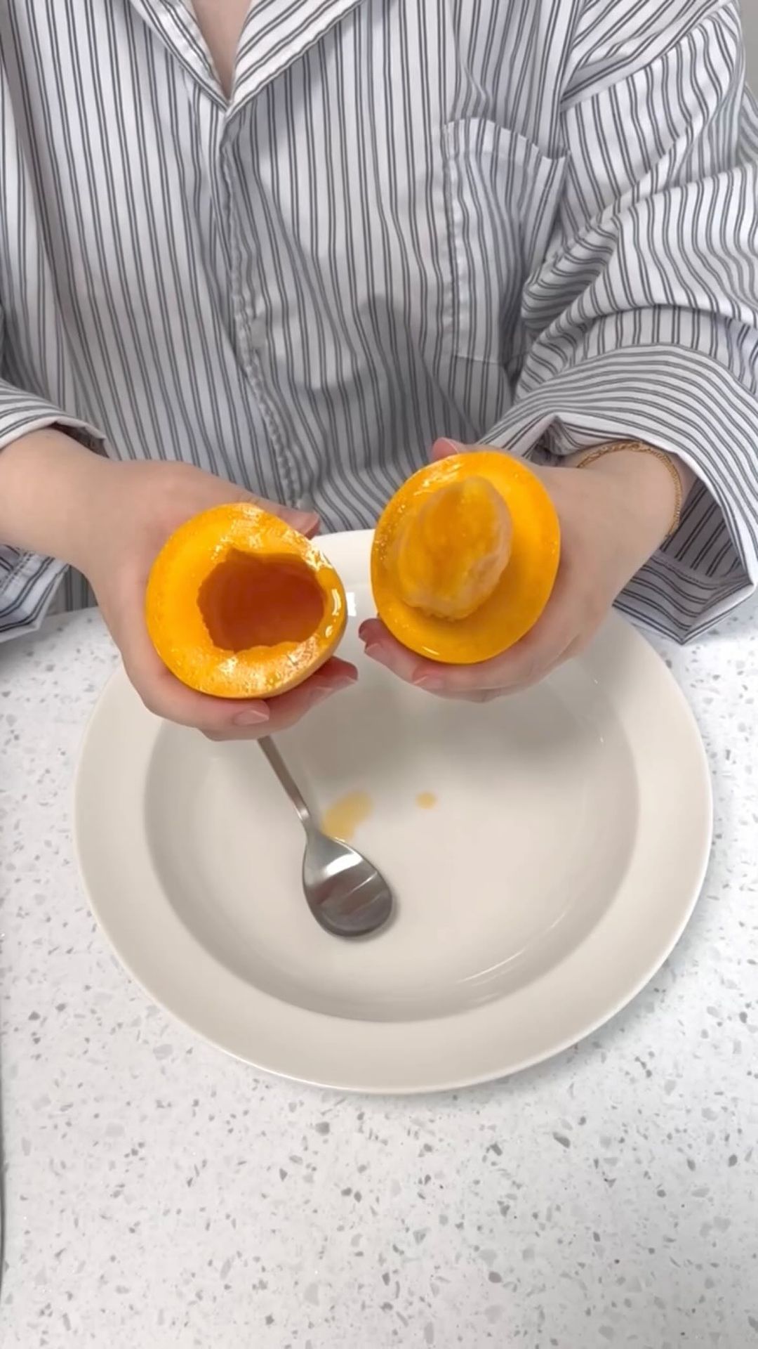 망고 손질은 딱 3가지만 기억하세요 ! 🥭
이것만 알면 혼자먹을때, 손님왔을때 모두 가능 :)

애플망고, 무지개망고, 골드망고 모두 
적용 가능하니 꼭 저장하시고 따라해보셔용

백화점 납품되는 동일 상품의 무지개망고
해외 직송. 선박아닌 항공. 최고당도
오픈했습니다 한정수량 50세트 📦

저희는 현지 담당자님께서 당일 망고 컨디션
검수 후 최상의 품질의 업체 망고만 선별해 보내드려요 !

🥭 프리미엄 마하차녹 무지개 망고 🥭
골드망고의 상큼함과 애플망고의 달달함이 합쳐진 최고급 품종
1.25KG내외 2-4과 22,000원 ~
택배비는 모두 저희가 부담합니다 🚛

#망고 #무지개망고 #애플망고 
#망고손질법 #망고빙수 #골드망고 #백화점과일
