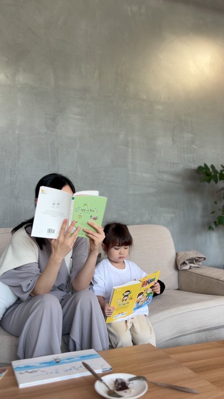 📚

엄마! 오늘이 빨간날이네요?
그렇지!

마실 산책 겸 다녀온 카페와 놀이터 
독서 후 탐구시간 즐기며 오후를 보냈다.

#빨간날 
#20240410