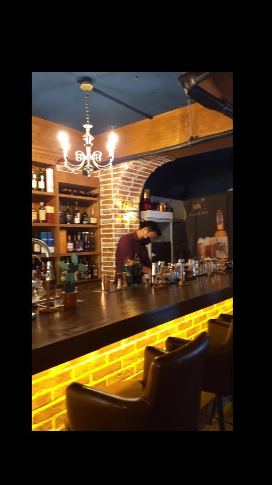 #협찬 @alchemybar2024

서울대 입구에 작은 바 알케미바 다녀왔어요!
가는 길에 벚꽃이 너무 예쁘게 펴있어서 행복!😸 

언니랑 저녁먹고 2차로 갔는데
조용해서 수다떨다가 위스키 세잔 마시고 왔어요 ㅎㅎ 

시그니처 칵테일이 뽀글뽀글 날개짓하는 느낌이라 비쥬얼이 넘 좋았고 맛은 더 좋았어요!

위스키에 대한 설명은 살짝 아쉬웠지만
동내에 대화하기 좋은 위스바 찾으신다면 추천드려요
 
#칵테일바 #서울대입구데이트 #서울대입구칵테일바 #샤로수길칵테일바 #샤로수칵테일 #샤로수길데이트 #알케미바