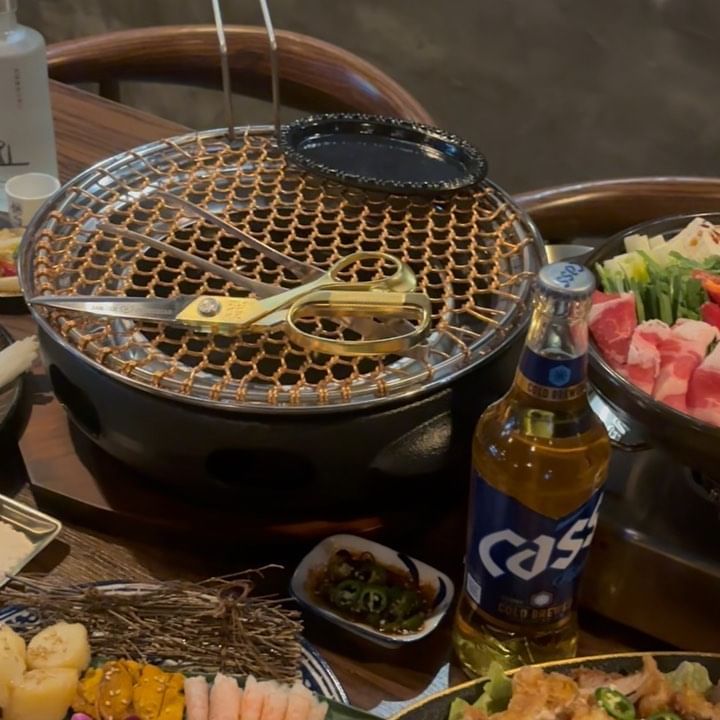 (저장) 가성비 내리는 동탄 소고기화로구이🥩❤️‍🔥

동탄 주민으로서 찐 애정하는 내돈내산 맛집🥹💫
소고기 11,000원부터 시작히는 가성비 아주
혜자스러운 곳 🥰 소고기 좋아하시는 분들은
잘 아시겠지만 이곳은 No.9 한우만 사용한다해요!

넘버나인은 투뿔등급중에서도 마블링이 가장 좋은
상위 8% 특상 1++ 넘버나인 소고기 퀄리티 대박🥹💖
가격을 사장님께서 엄청...엄청..저렴하게 판매하십니다!

📍#소통화로구이동탄본점 #동탄소고기맛집
📍경기 화성시 동탄역로 128 

가격은 정육식당처럼 저렴한데 가게 분위기는
따뜻한 조명으로 여심 저격,,🥰❤️‍🔥
일본에 온듯한 고급진 화로구이 고깃집 인테리어🫶🏻
창은 터닝도어로 날씨 풀리면 문 활짝 열고
고기 구워먹으면 완전 캠핑느낌🥹🩵

한우뿐만아니라 일품요리 메뉴로 스키야키나베부터
육회, 유린기, 단새우우니관자 삼합 구성까지 있어서
한 곳에서 2차까지 완전 가능이여요🤭🩷🩷

동탄회식장소로 가기 완전 딱!! (저도 했답니다😂😂)
가격 부담없이 가족 외식, 데이트 하기 좋은 곳🍖🍷

💡지금 영수증리뷰 소고기 1인분or하이볼 줘요!!!!
사장님 진짜 천사 뭐 남으세요.......?.....🧚‍♀️🩵

한우 배터지게 먹으러 같이 갈 친구, 연인에게
(저장) 댓글&공유 해주세요 🥹💖

@mye_travlog
@mye_travlog
@mye_travlog 
팔로우하시고 여행정보와 블로그
다양한 꿀팁 먼저 받아보세요💫
ㅡㅡㅡㅡㅡㅡㅡㅡㅡㅡㅡㅡㅡㅡㅡㅡ
#동탄역맛집 #동탄맛집 #동탄소고기