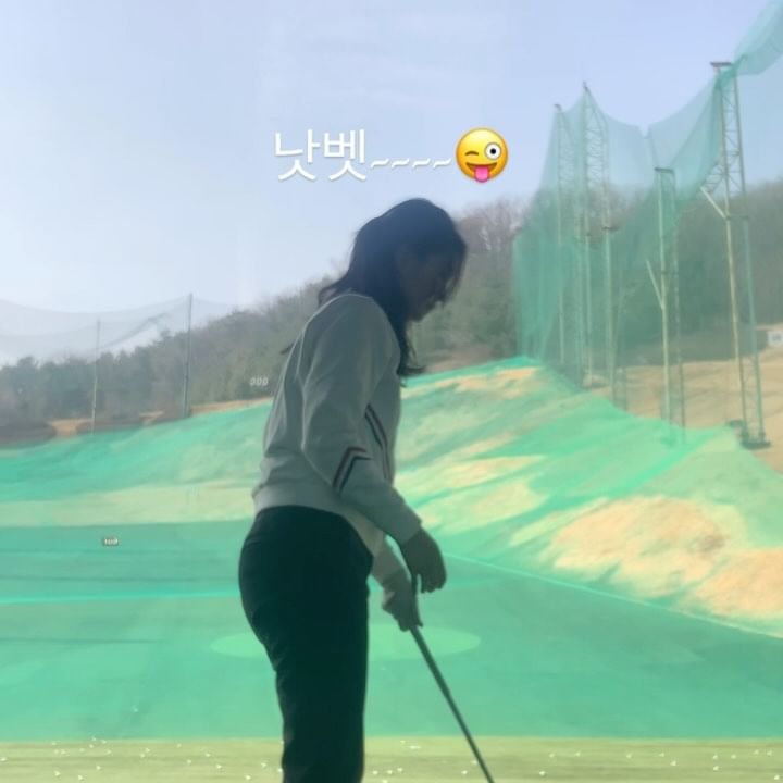.
얼마만에 나가는 인도어장인지
올 들어 첨이에요
역쉬 골프는 밖에서 쳐야 제맛이죠. . 

남편 휴일이라 경기도 광주 연습장 왔어요

경기도 광주시 곤지암 JS골프크럽
평일 타석 90분+숏게임60분 =2만원대. . . 
가격이 착해서 데이뚜 하고왔어요
타석 짧지는 않은데 경사가 있어 조금 아쉽고, 
퍼팅장 나쁘지 않아요. . . 
평일이라 그런지 사람 없어서  연습하기 좋습니다. 
쇼게임장. . . 
다 좋은데  언덕 에 있어서 하체운동 조금 한다 생각하심  가성비+가심비 좋아요
파3리도 있으니 한번 가보세요. . 

그나저나 그립 안잡은지 1달만에 치니까 
좋으다 좋아. 매일치는건 힘든데 가끔치면  너무 좋은건 저만 그래요🤣
날씨가 땃땃해지니까 
콧바람 쐴 준비 해야겠어요
. 
. 
.
.
#벌써봄인가 #골프연습장비용 #숏게임연습 #골프스타그램 #인도어장#부부취미생활⛳️ #골프#골린이#연습장⛳️ #일상기록