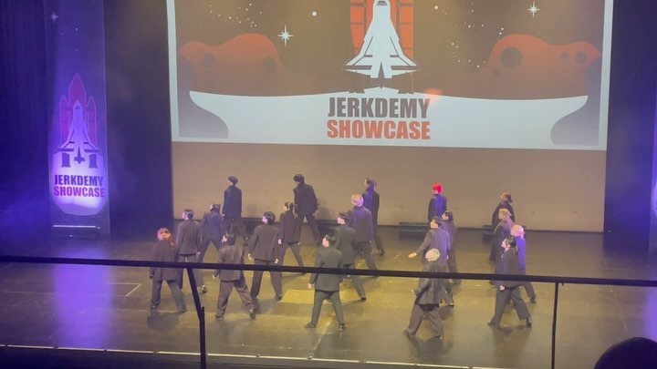 🤵못생겼성용🥸

초초초초슈퍼댄서님들과 함께 할 수 있어서 뜻깊고 행복했던 무대였습니다! 그리고 안무정화분들과 같은 무대에 설 수 있어서 너무 좋았습니다😋

💫 @sungyong_amjh @team_amjh 

#justjerk #저스트절크 #jerkshowcase #team #amjh #sungyongchoreography #dance #dancer #07 #fyp